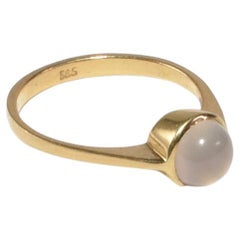 Anello con pietra di luna in oro