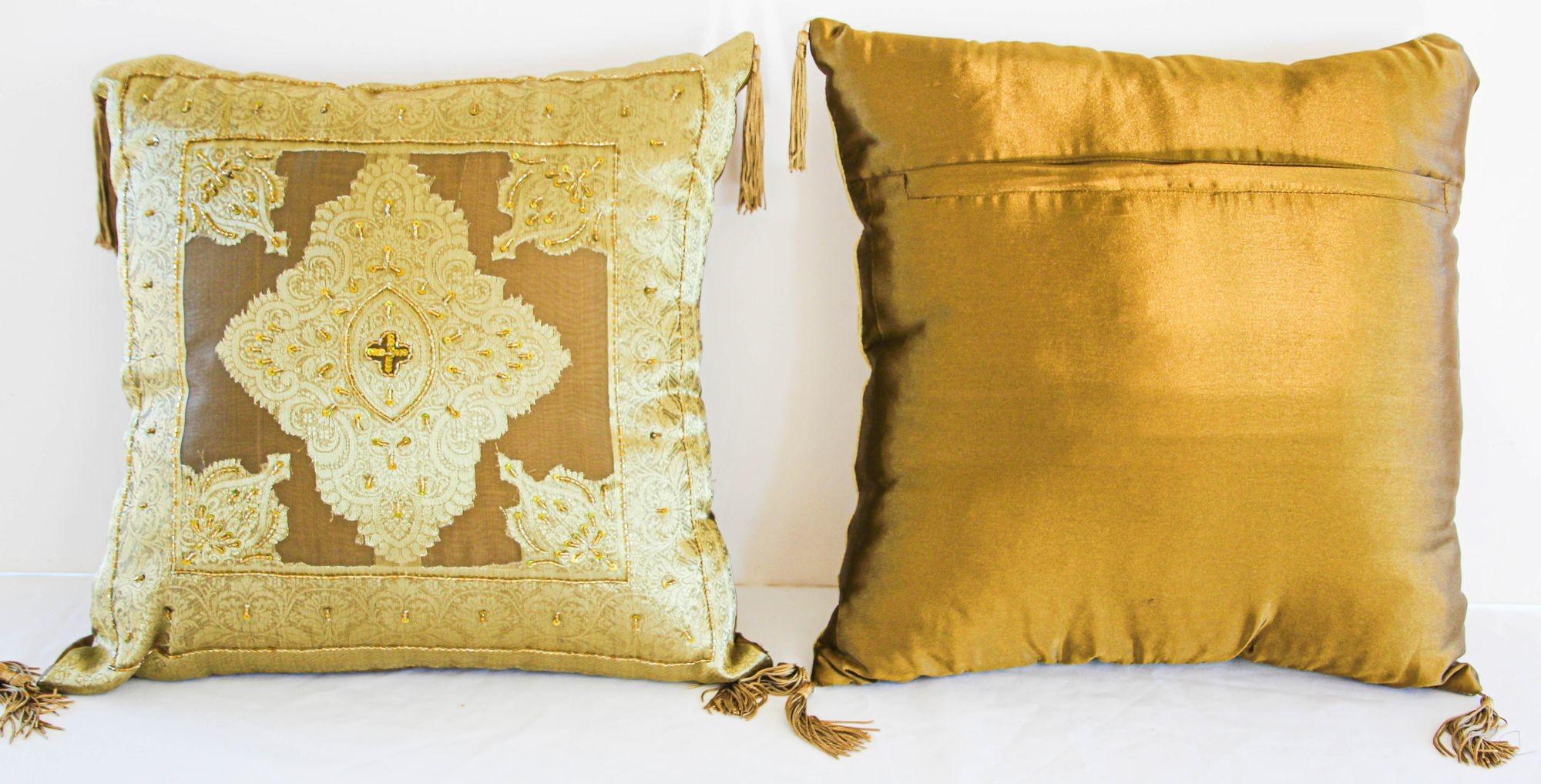 Cuscini moreschi dorati impreziositi da paillettes e perline a coppia.
Due cuscini decorativi moreschi ricamati e impreziositi da paillettes con fili metallici, ricami di perline dorate su damasco di seta dorato, con nappe dorate.
Realizzato a mano