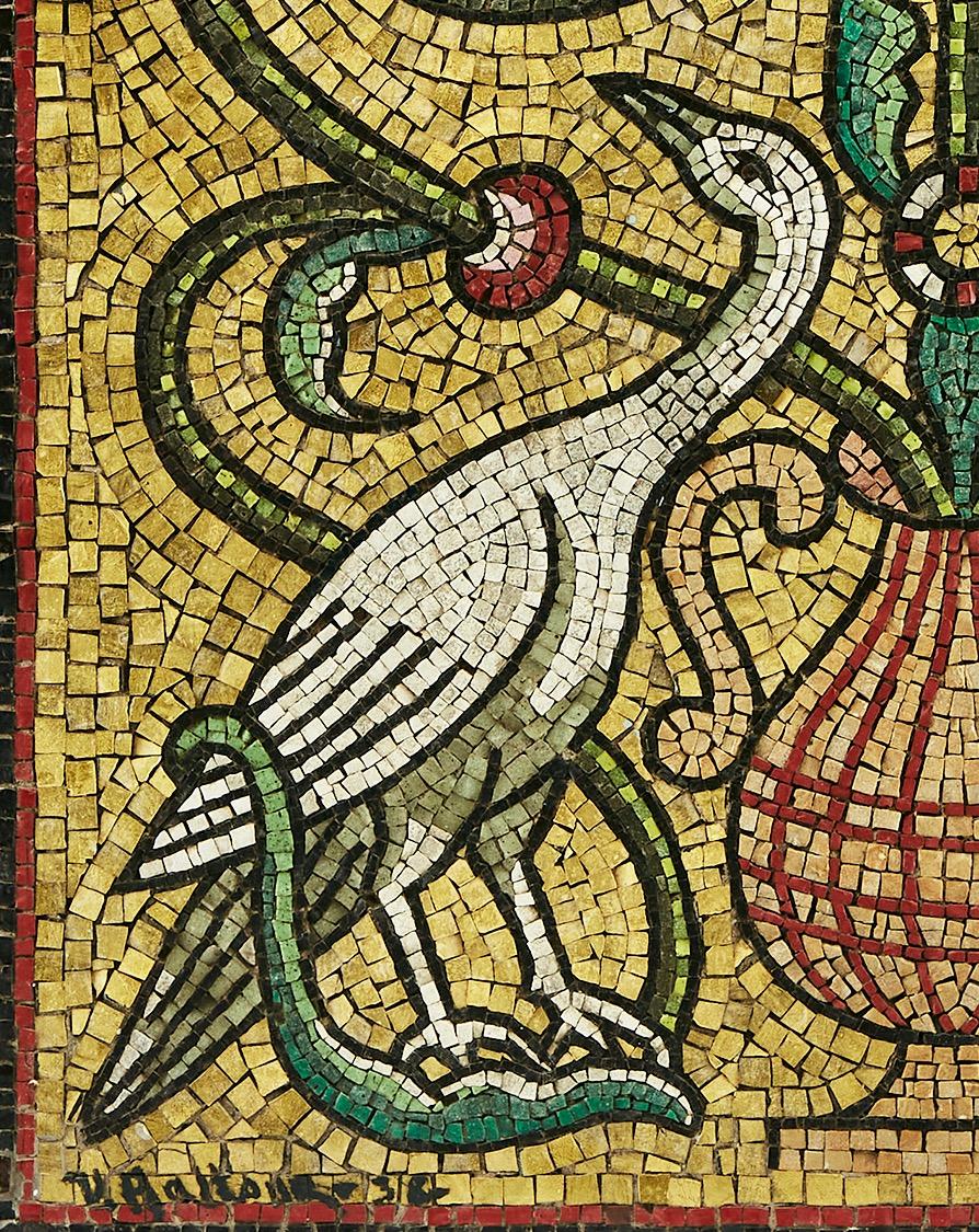 Obra de arte en mosaico dorado y multicolor para colgar en la pared, con un diseño de inspiración arcaica. En la parte inferior central, un jarrón, flanqueado por un pájaro blanco a cada lado. Un diseño floral y de hojas crece de un jarrón. Firmado