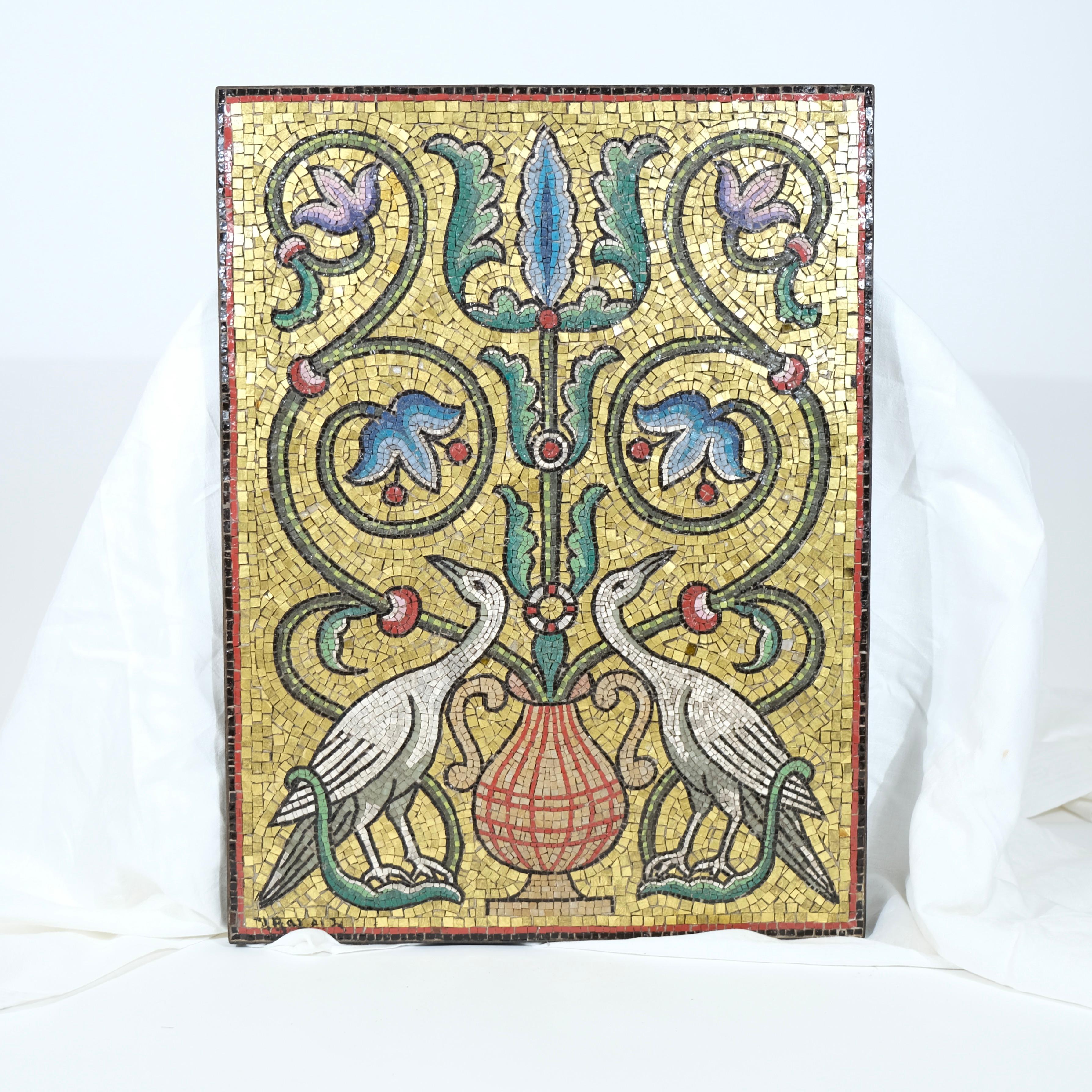 Diseño floral y de pájaros en mosaico dorado en Bueno estado para la venta en Stockholm, SE
