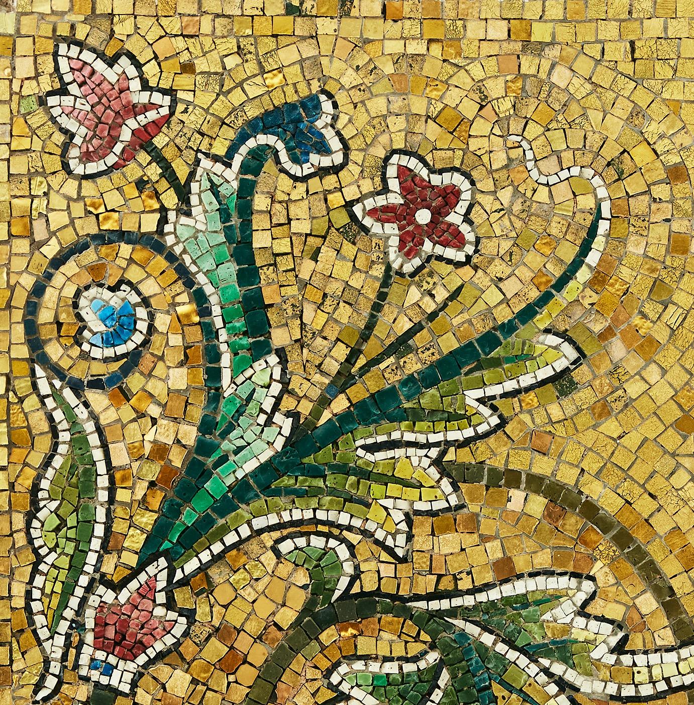 Finlandese Mosaico d'oro floreale e disegno arcaico di foglie di Accantus in vendita