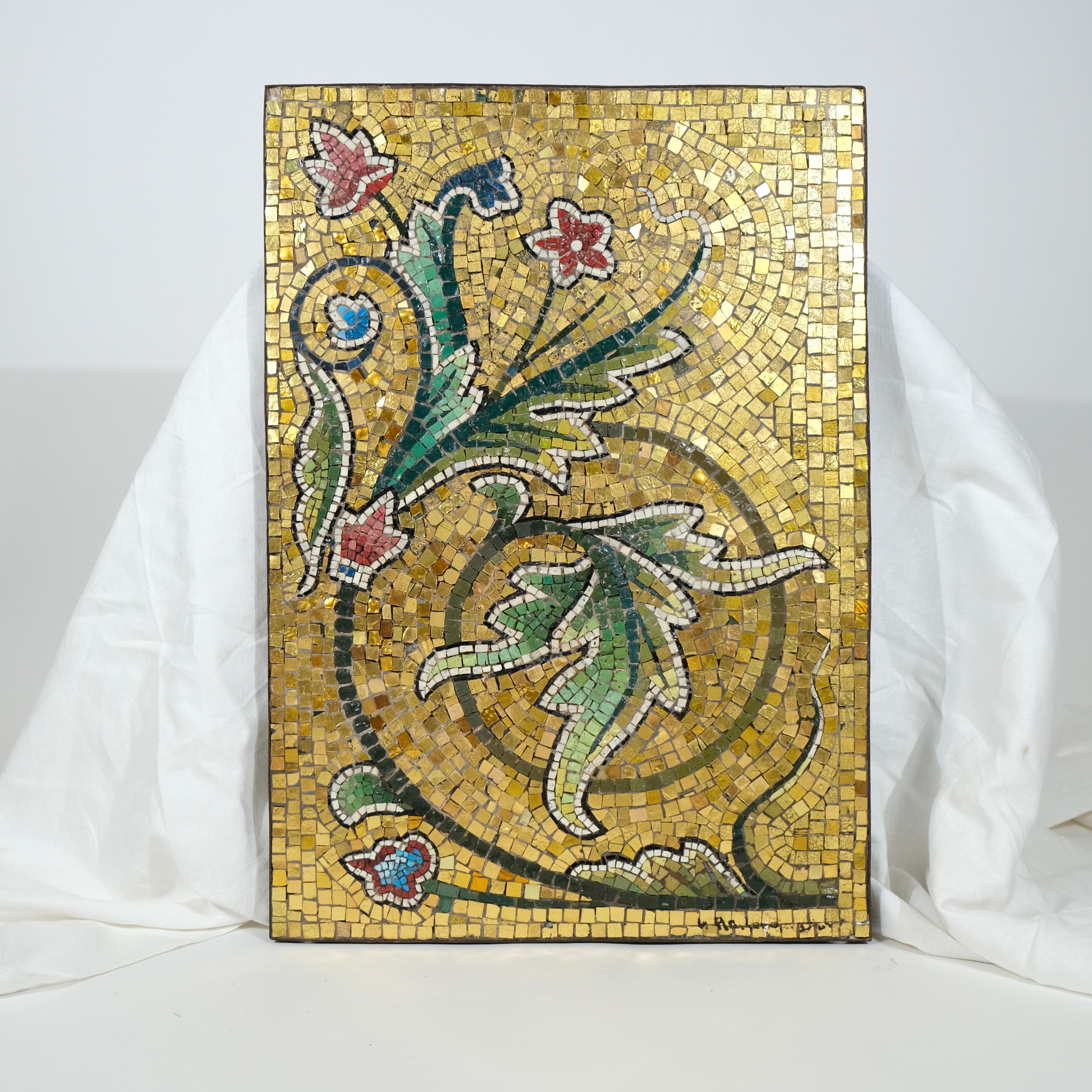 Metà XX secolo Mosaico d'oro floreale e disegno arcaico di foglie di Accantus in vendita