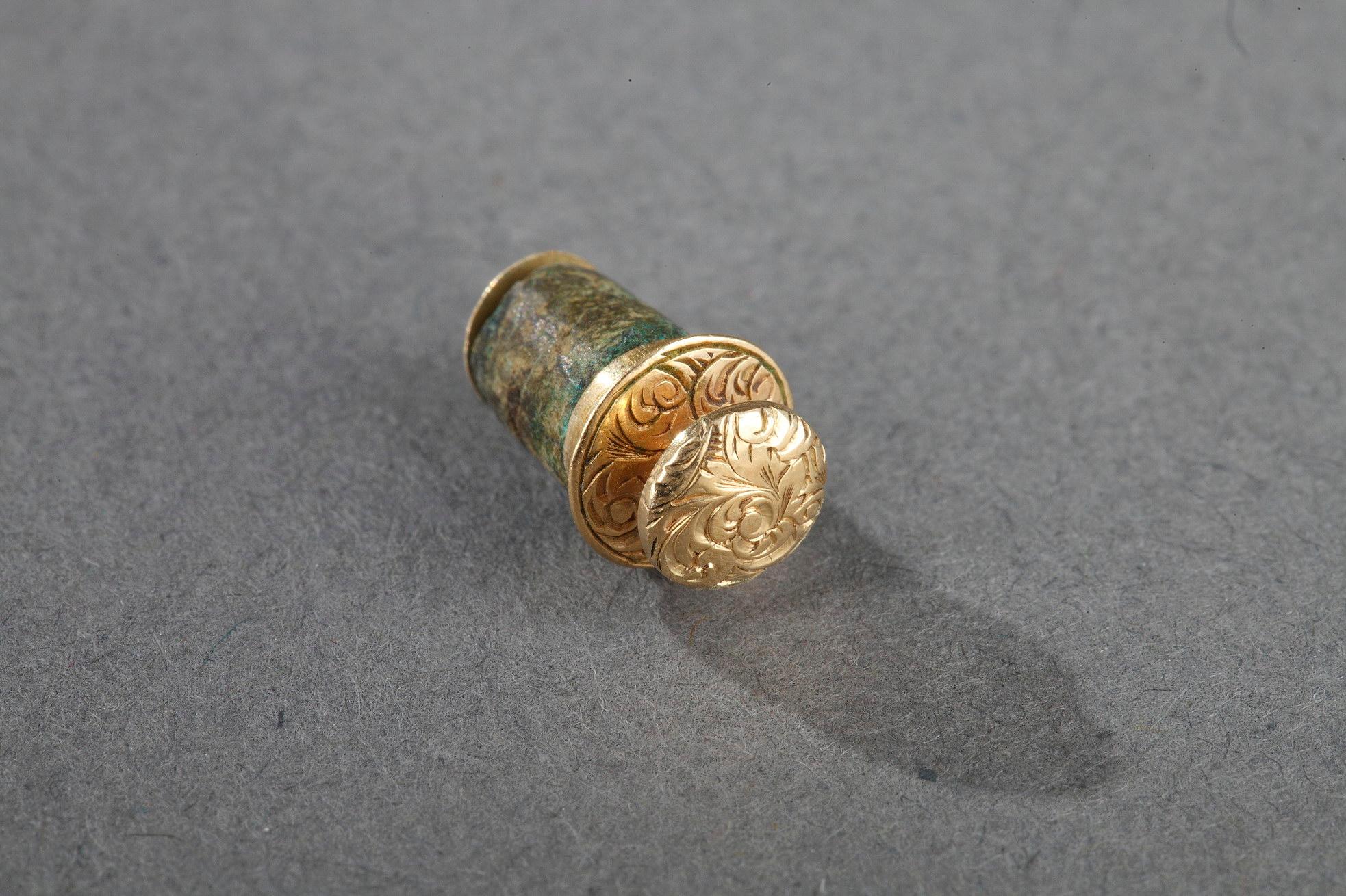 Flacon de parfum en malachite monté sur or, milieu du 19e siècle en vente 8