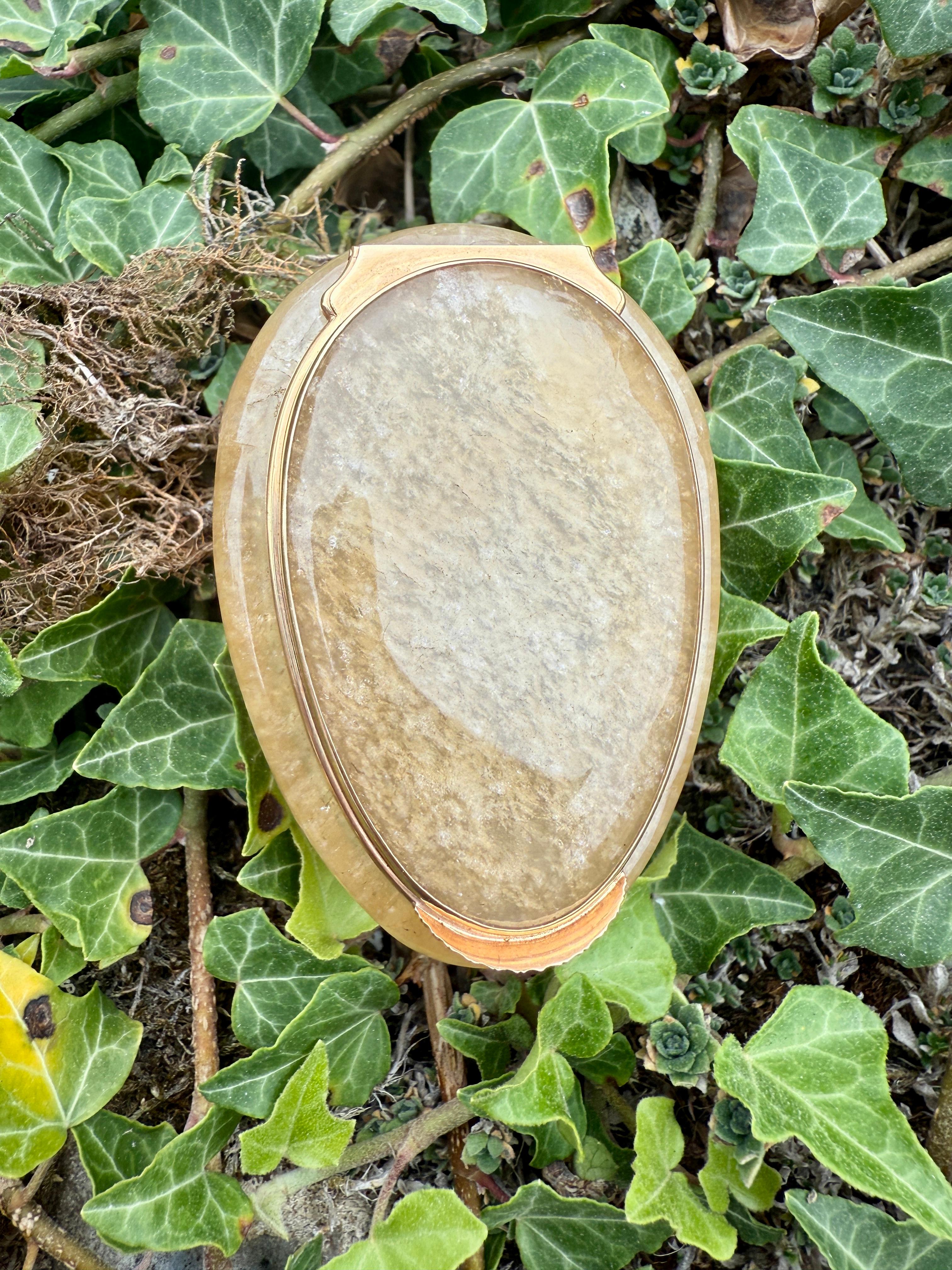 Tabatière à tête caricaturale en quartz montée en or. Dresde, 18e siècle. 1