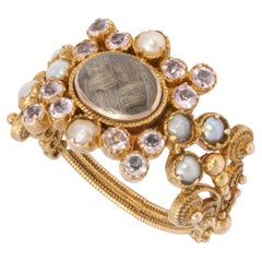 Goldtrauerring mit Cannetille-Arbeit und rosa Topas. England, ca. 1823.