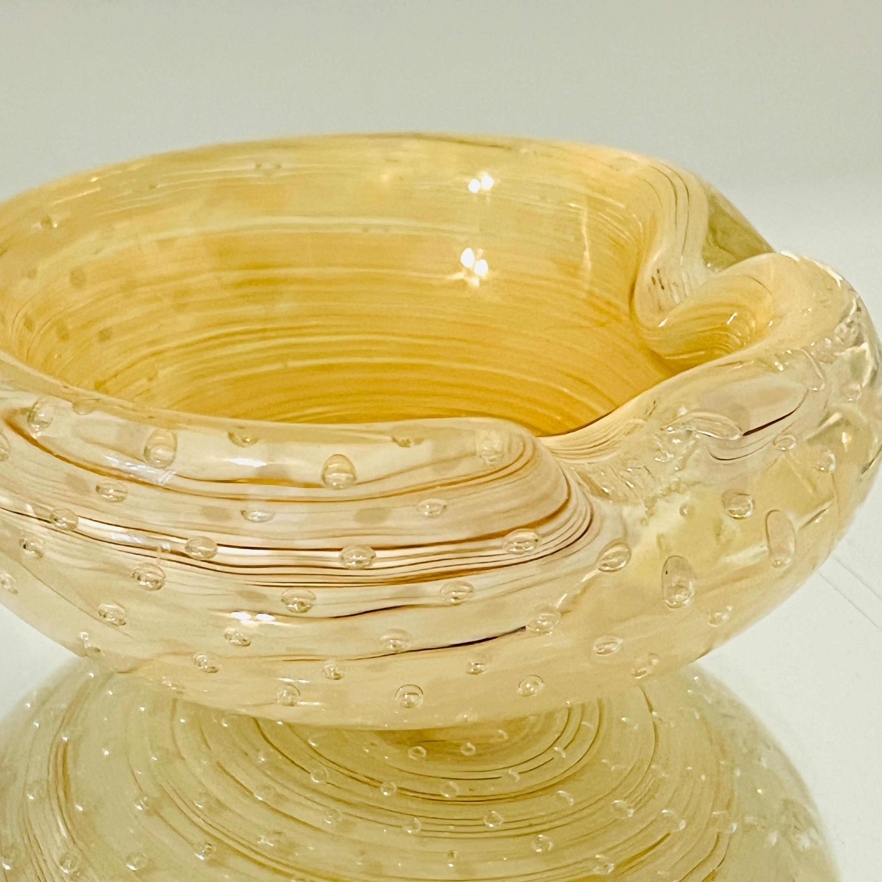 Mid-Century moderno Posacenere o ciotola decorativa di Murano in oro con design a bolle d'aria in vendita