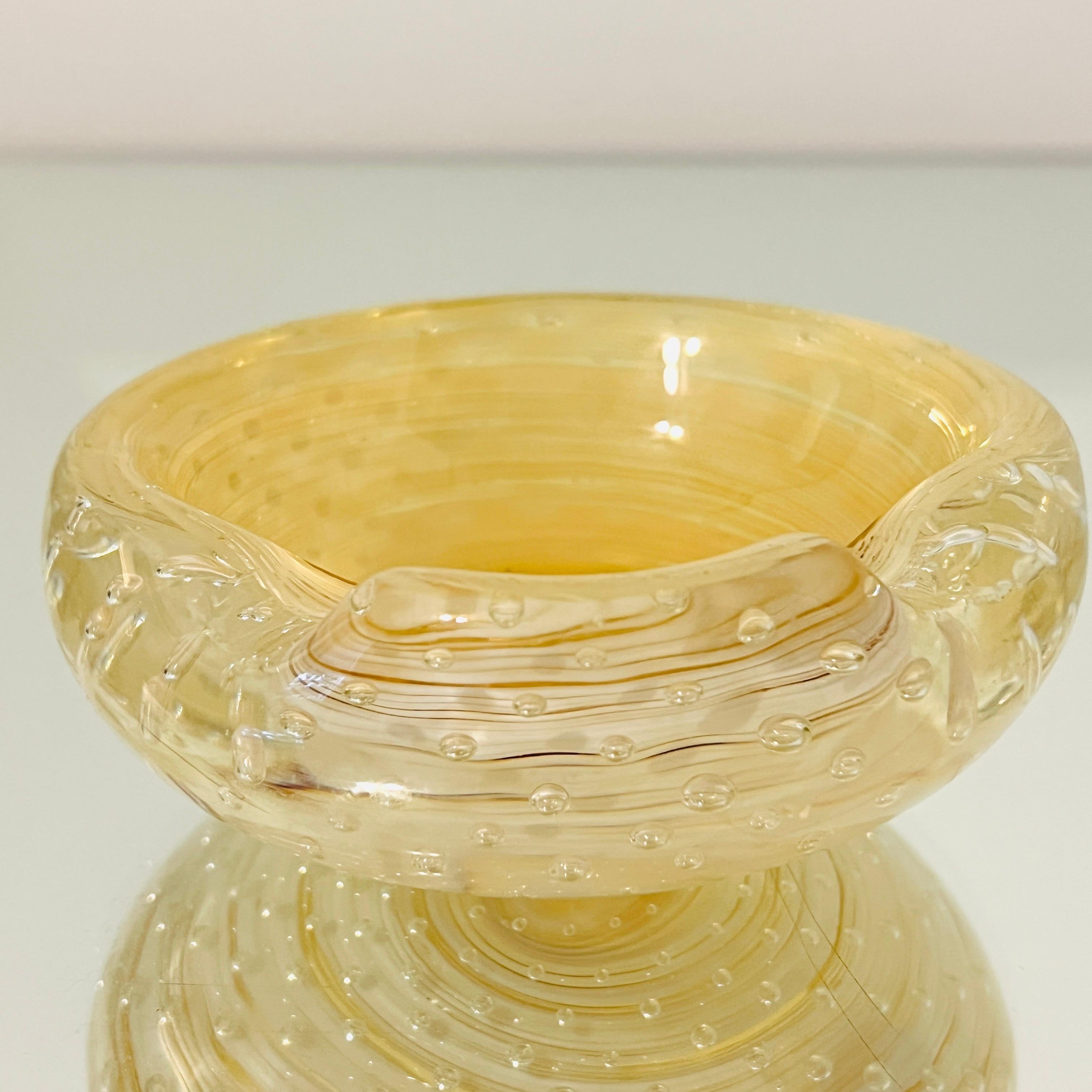 Italiano Posacenere o ciotola decorativa di Murano in oro con design a bolle d'aria in vendita
