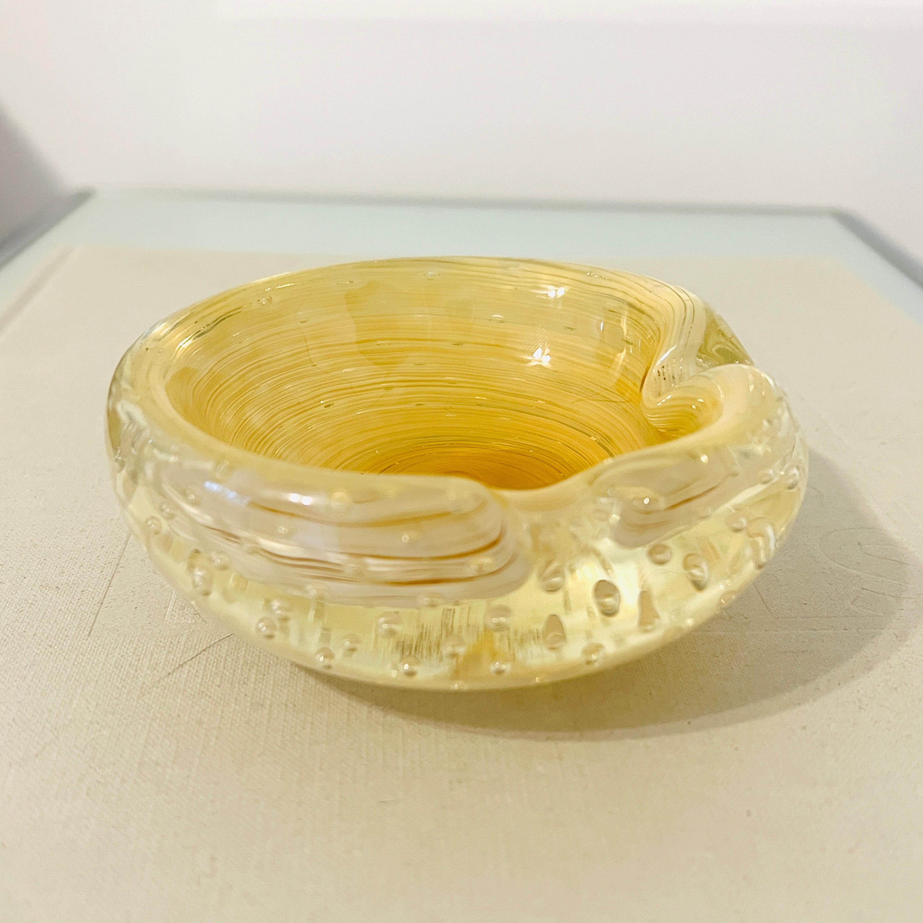 Fatto a mano Posacenere o ciotola decorativa di Murano in oro con design a bolle d'aria in vendita