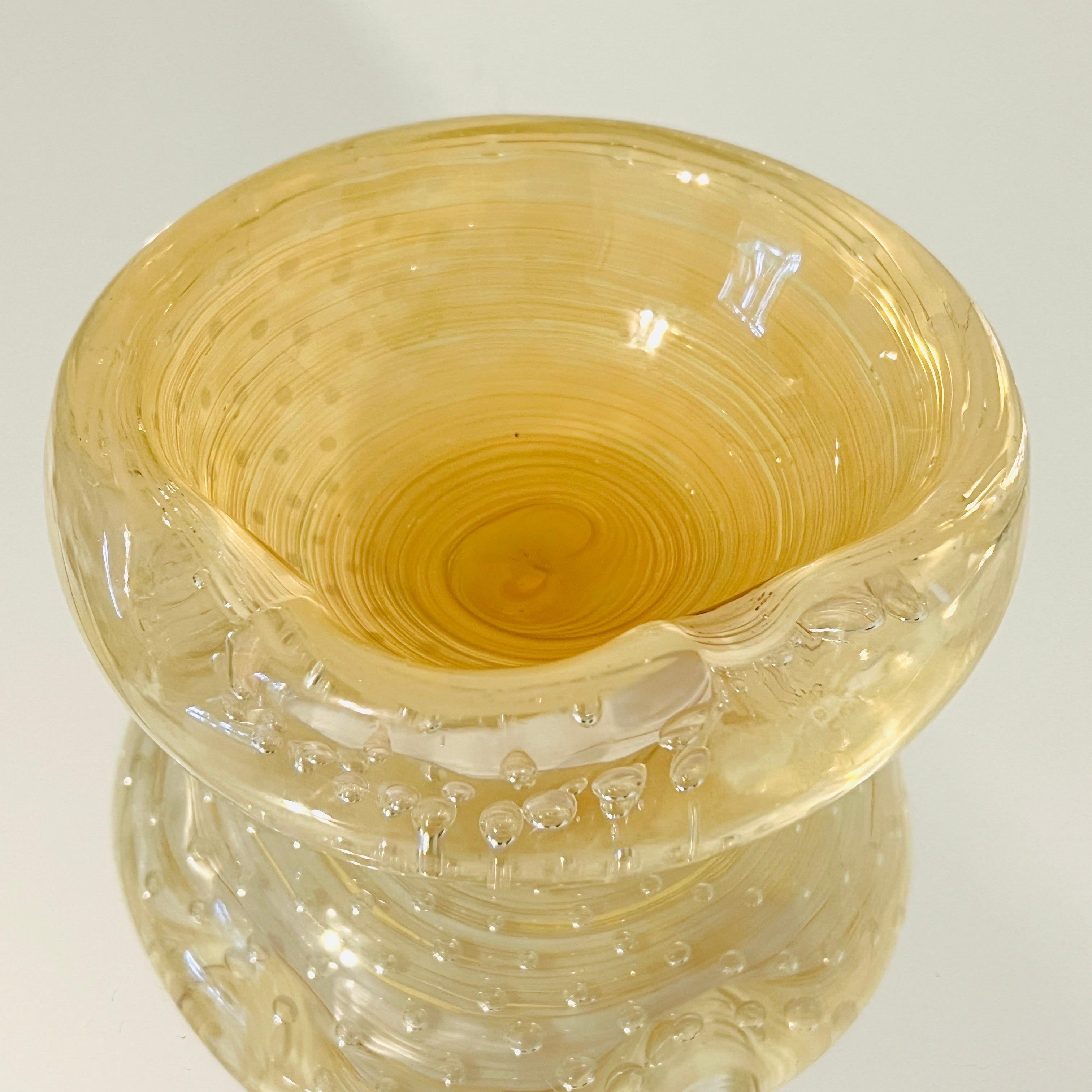 Metà XX secolo Posacenere o ciotola decorativa di Murano in oro con design a bolle d'aria in vendita