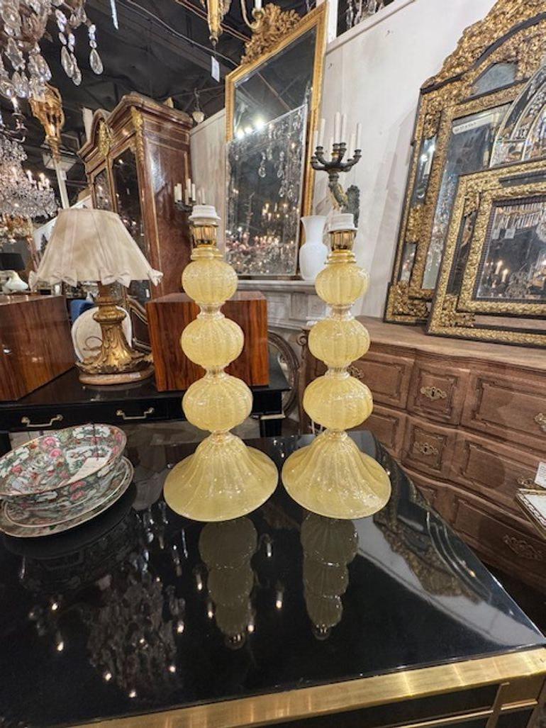 Lampes décoratives de forme boule en verre doré de Murano.  Une belle déclaration !  
10w x 23h