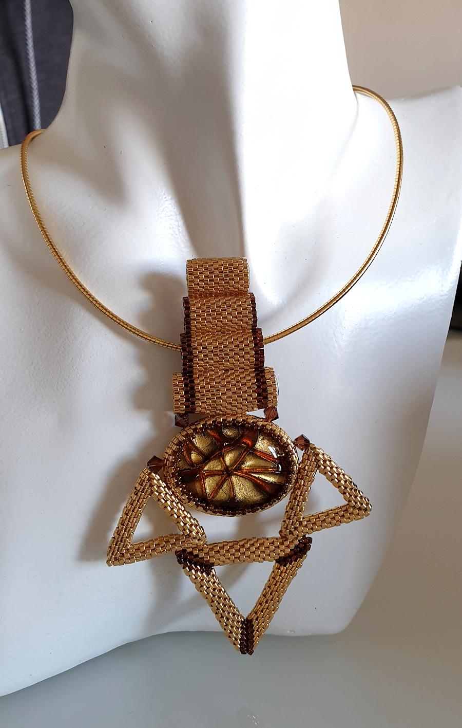 Un petit collier unique en perles de verre de Murano à plusieurs brins d'or et de brun, avec une perle de verre de Murano plus grande au centre.
Unique, fabriqué à la main par l'artiste Paola B., Italie, années 2010.
Composé de : perles en verre de