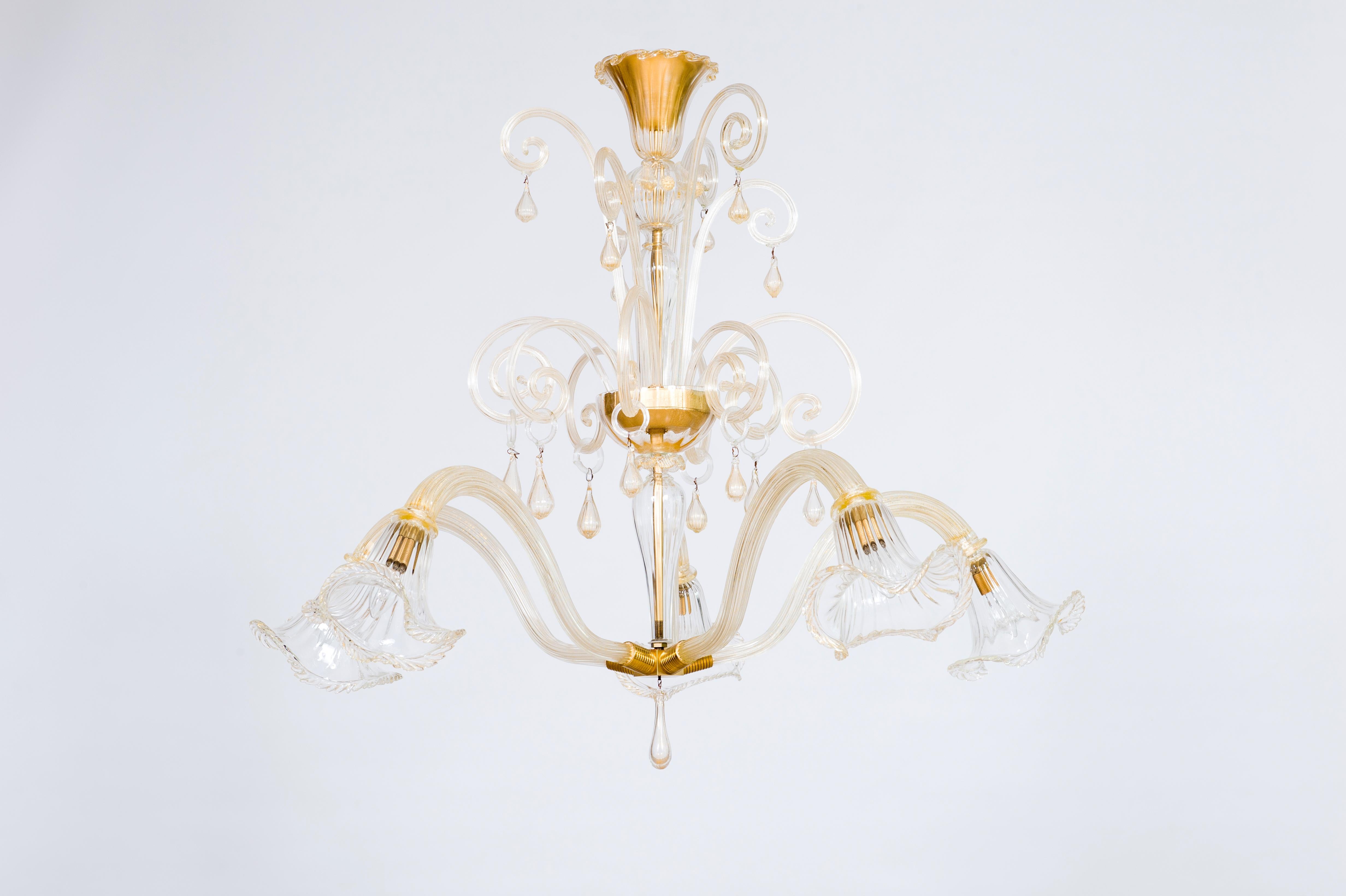 Lustre exquis en verre de Murano du milieu du siècle par Giovanni Dalla Fina, 1960

Élevez votre intérieur avec cet époustouflant lustre en verre de Murano, témoin de l'art magistral de Giovanni Dalla Fina, fabriqué en Italie vers 1960. Cette pièce