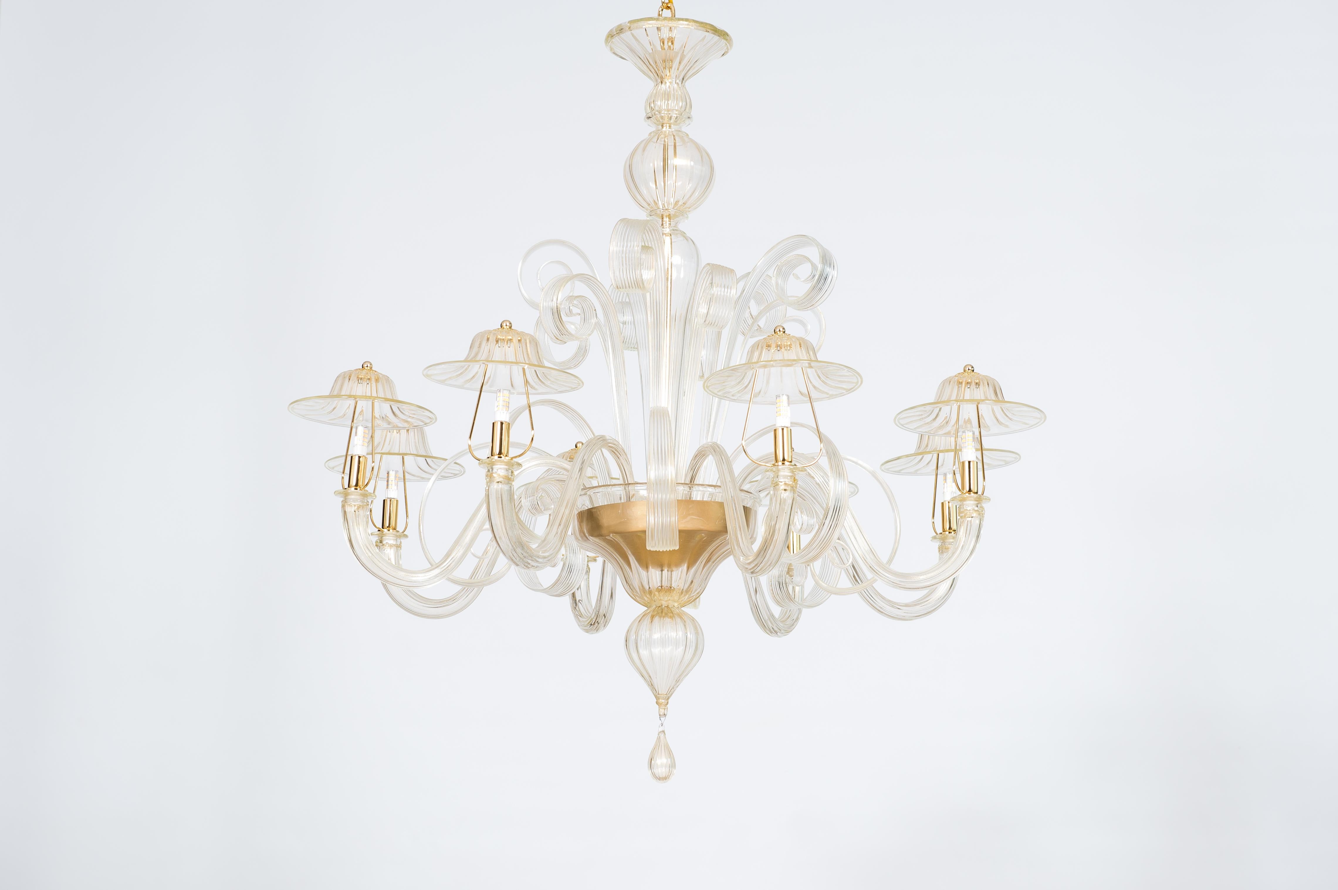 Squisito lampadario di Murano in oro di Giovanni Dalla Fina del 1990

Eleva i tuoi interni con questo magnifico lampadario in vetro di Murano, testimonianza dell'impareggiabile abilità artistica di Giovanni Dalla Fina, realizzato nel 1990. Questo