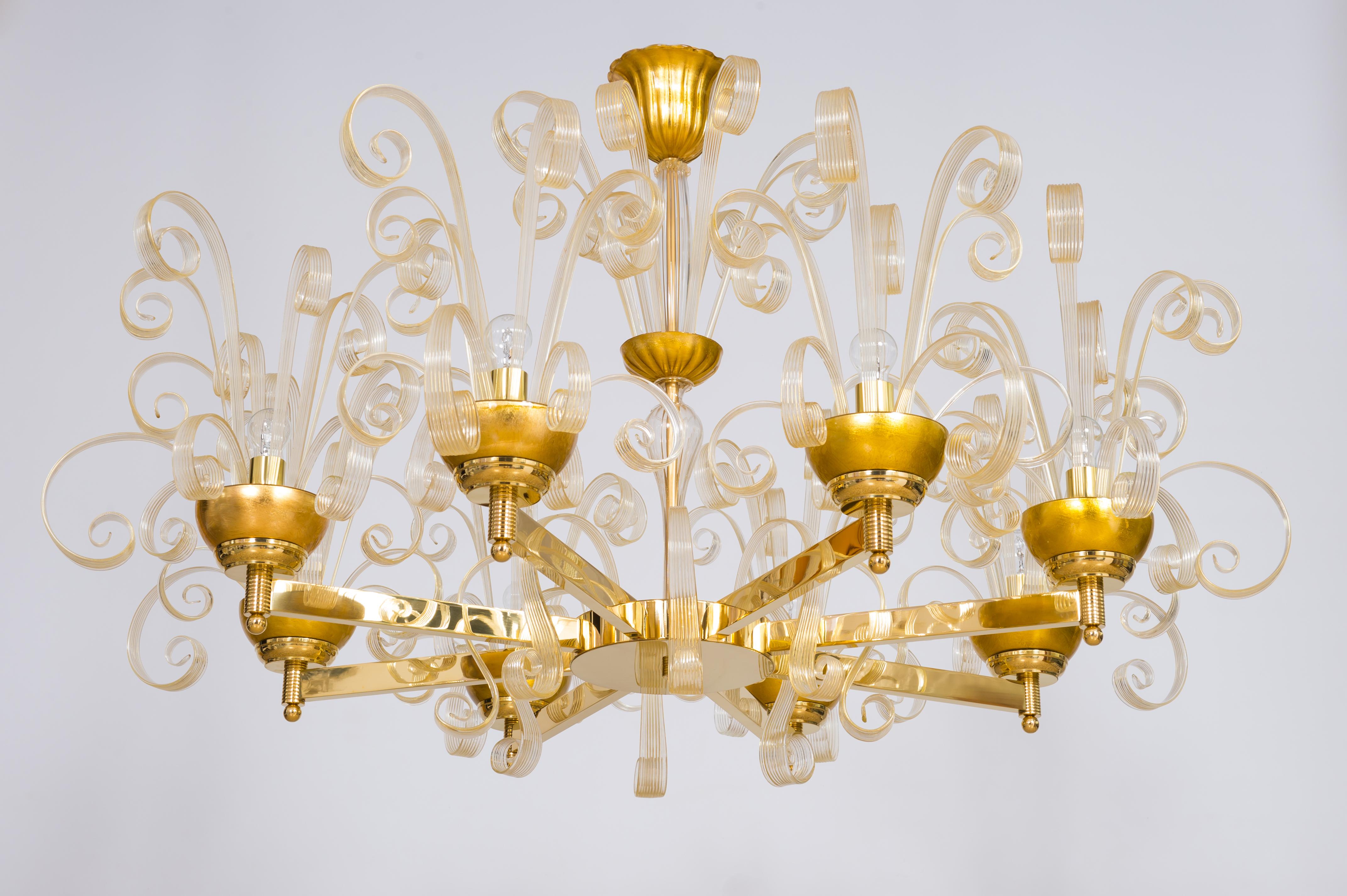 Ein einzigartiger und exquisiter Kronleuchter aus goldenem Murano-Glas mit goldenen Pastoren von Giovanni Dalla Fina aus Murano in den 1970er Jahren. Dieses außergewöhnliche Kunstwerk, das von dem renommierten italienischen Künstler Giovanni Dalla