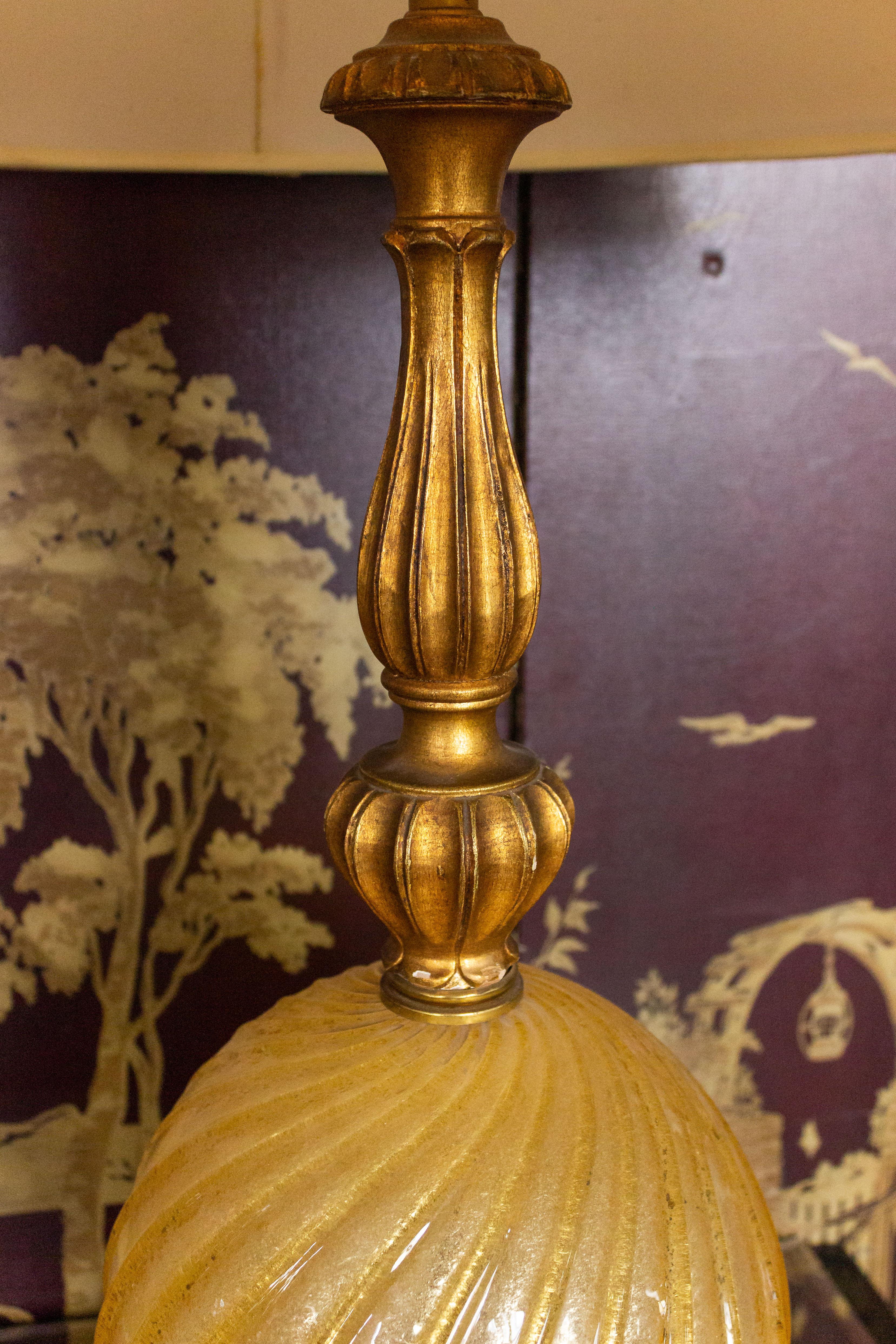 Mid-Century Modern Lampe de table Globe en verre Murano doré italien en vente