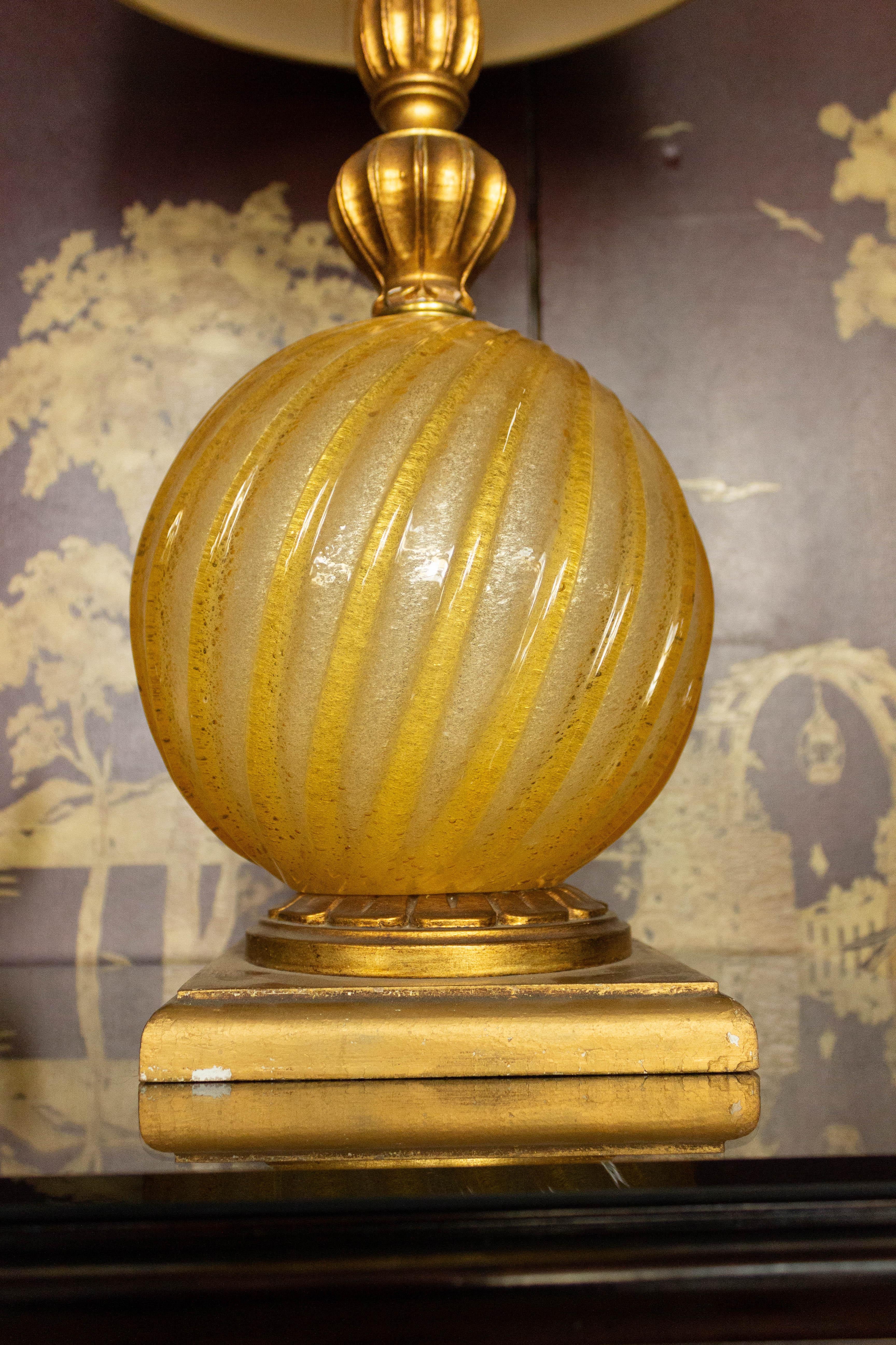Mid-20th Century Italian Gold Murano Glass Globe Table Lamp For Sale