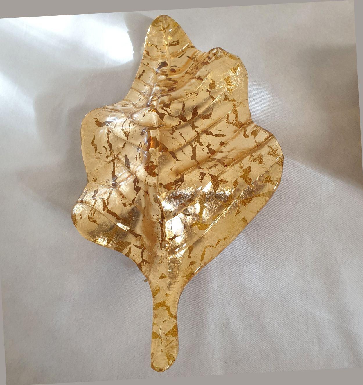 Italiano Applique a foglia in vetro di Murano color oro in vendita