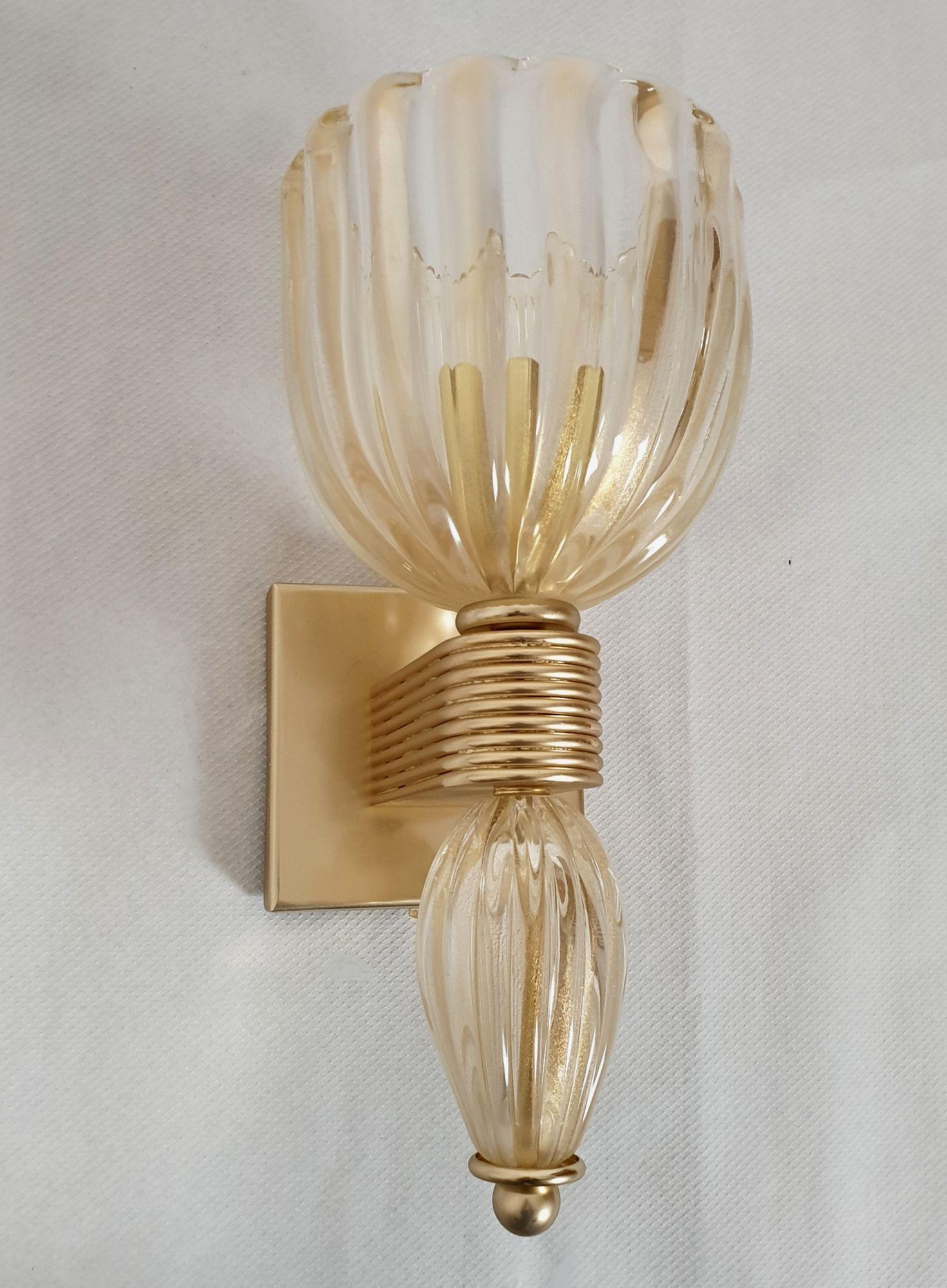 Mid-Century Modern Appliques en verre Murano doré Italie - une paire en vente