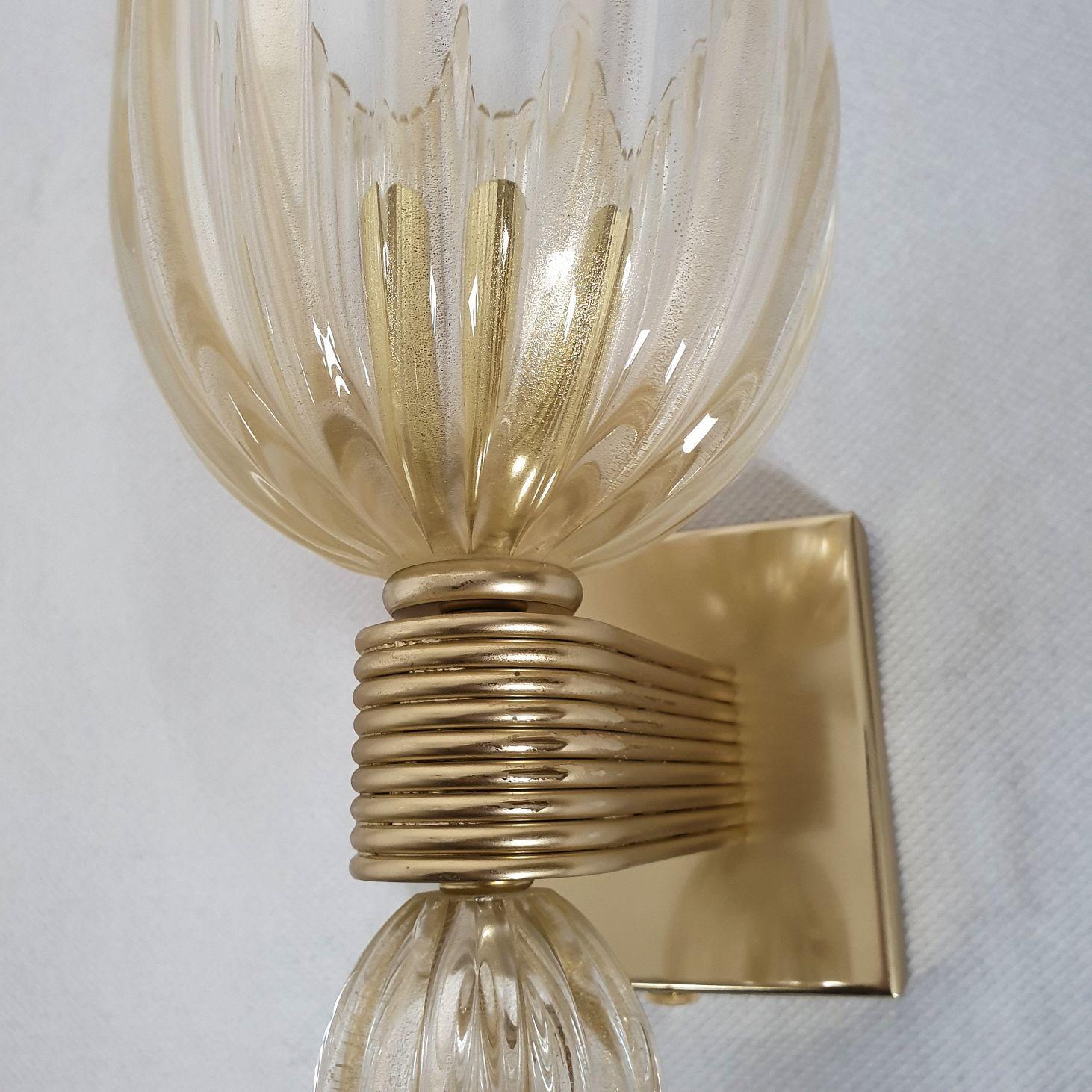 Plaqué or Appliques en verre Murano doré Italie - une paire en vente