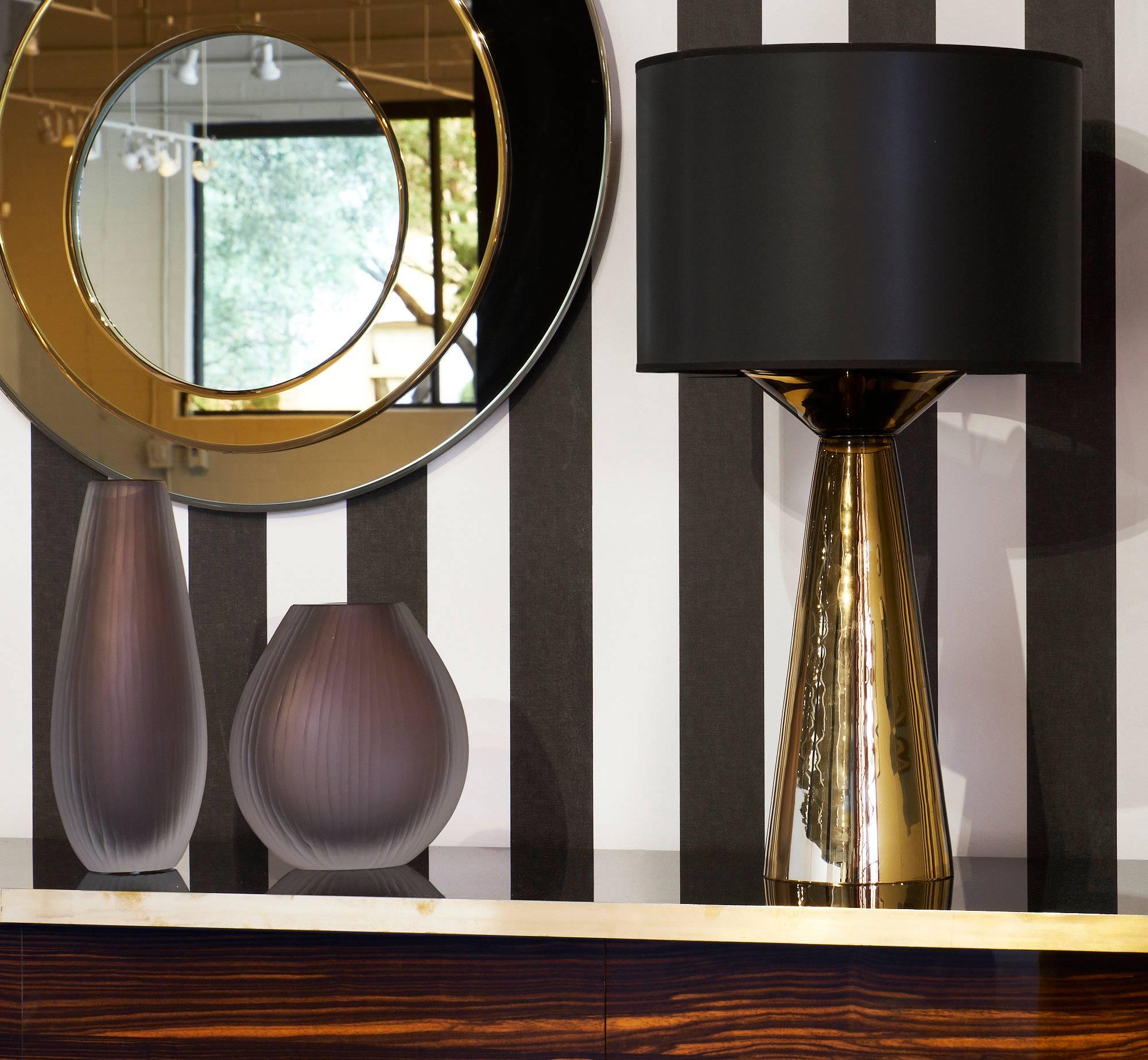Auffälliges Paar Tischlampen aus mundgeblasenem Murano-Glas. Die geometrische Form und die metallische Farbgebung machen diese einzigartigen Armaturen so atemberaubend. Sie sind mit 
