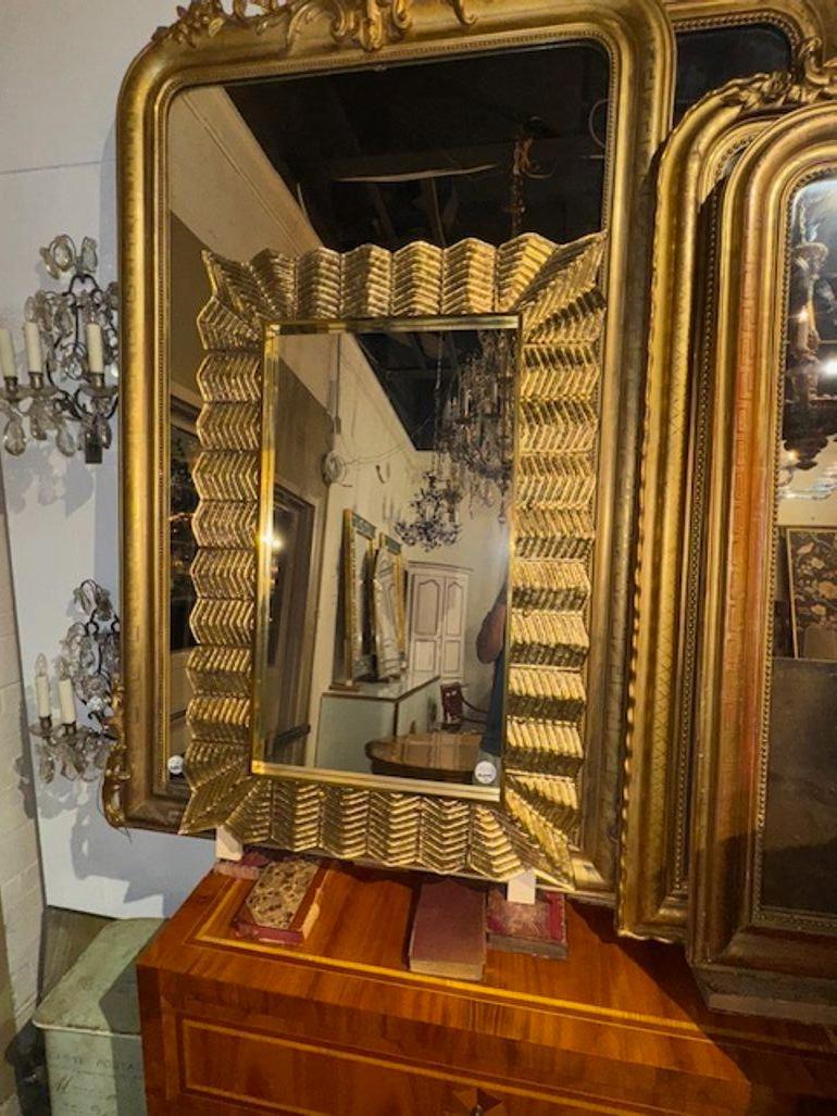 Aggiungi eleganza al tuo spazio con questi splendidi specchi in vetro di Murano. Gli specchi presentano un bellissimo motivo a zig zag e sono realizzati in vetro di alta qualità. Il colore oro dello specchio aggiunge un tocco di lusso a qualsiasi