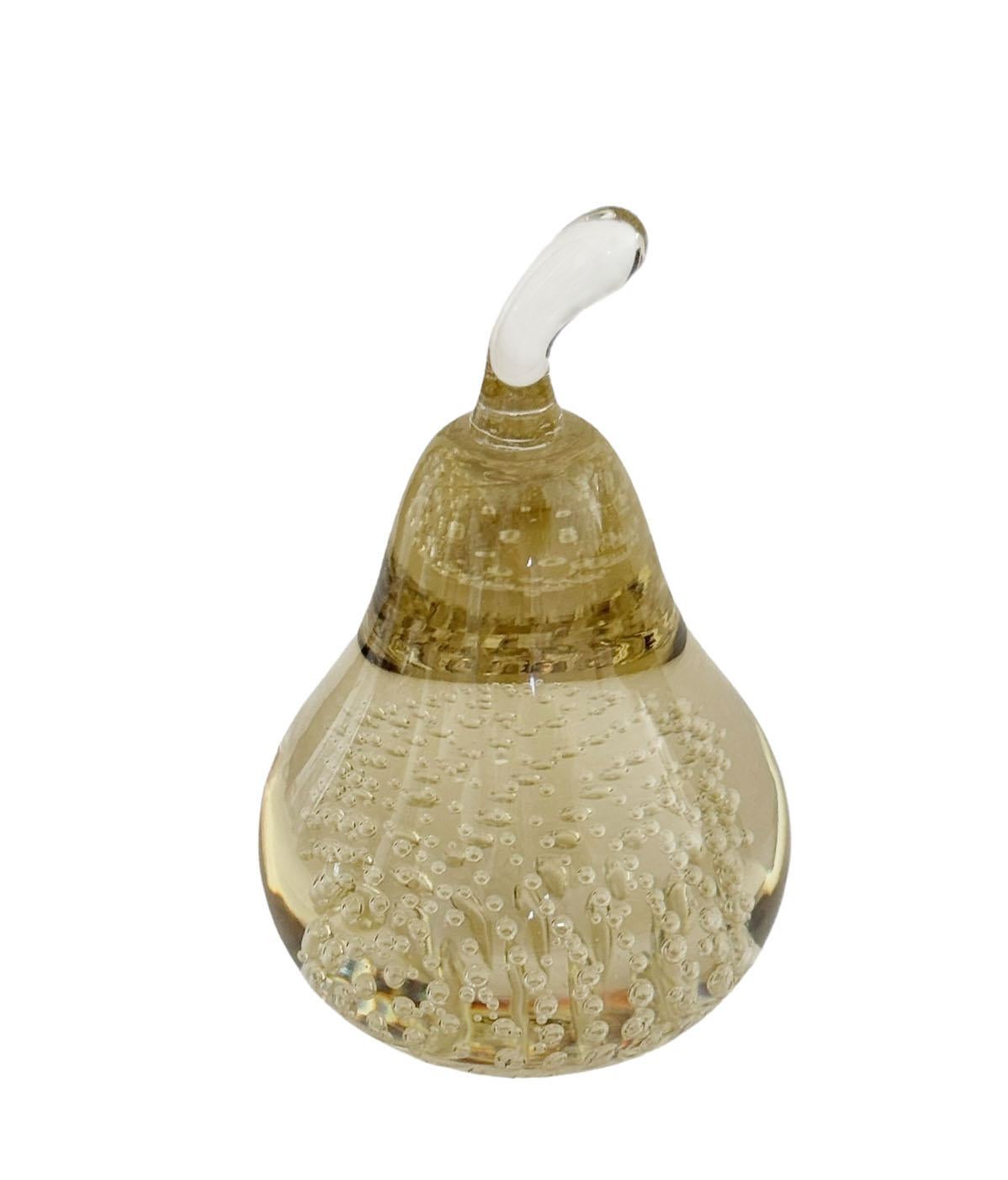 Diese exquisite Murano-Glasbirne, die in den 1970er Jahren hergestellt wurde, verkörpert die Kunstfertigkeit und Eleganz der italienischen Glasherstellung. Mit seinen kontrollierten Blasen, die von transparent zu schimmerndem Gold übergehen, fängt