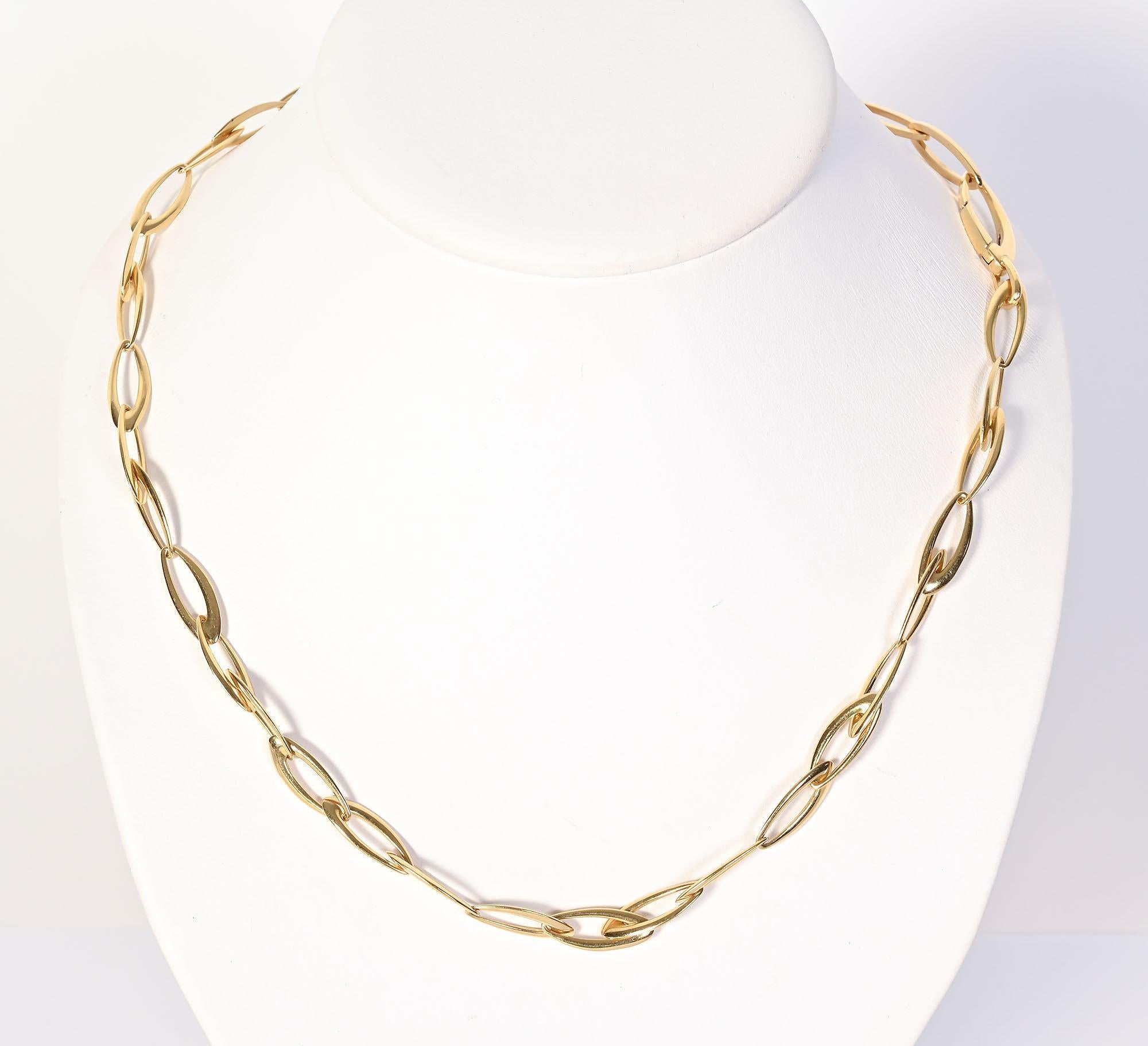 Vielseitige Goldkette mit navetteförmigen Gliedern, die entweder als 25-Zoll-Kette oder als 17 1/2-Zoll-Kette getragen werden kann  mit oder ohne 8 1/2-Zoll-Armband. Drei in einem bietet viele Möglichkeiten. Achtzehn Karat Gold; hergestellt von