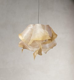 Lampe à suspension Nebula en or peinte à la main par Mirei Monticelli