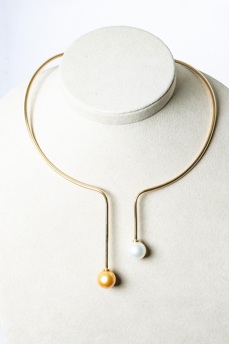 Gold necklace ergonomic rigid with pearl gold and south sea.
pearl champagne size 13.5/14 and white pearl south sea size 8.
It's made in our workshop as an original piece .
The weight gram of 18 carat gold.