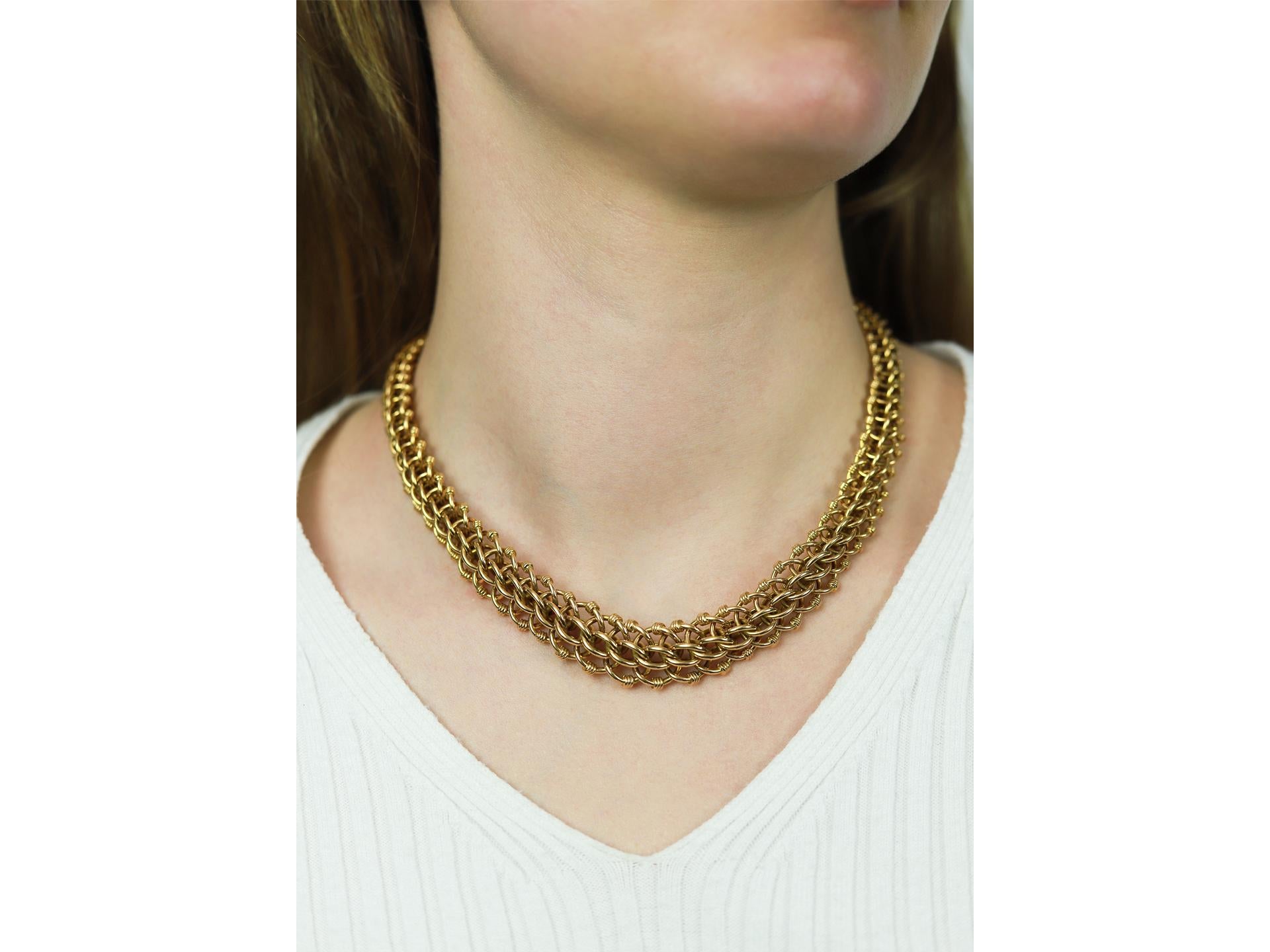 Retro Gold necklace, French, circa 1940. For Sale