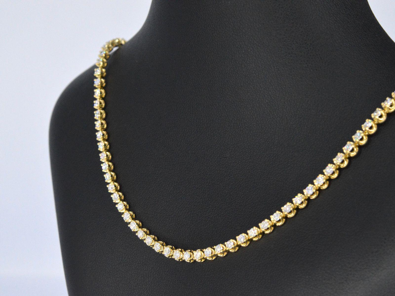 Contemporaneo Collana in oro con 107 diamanti taglio brillante in vendita