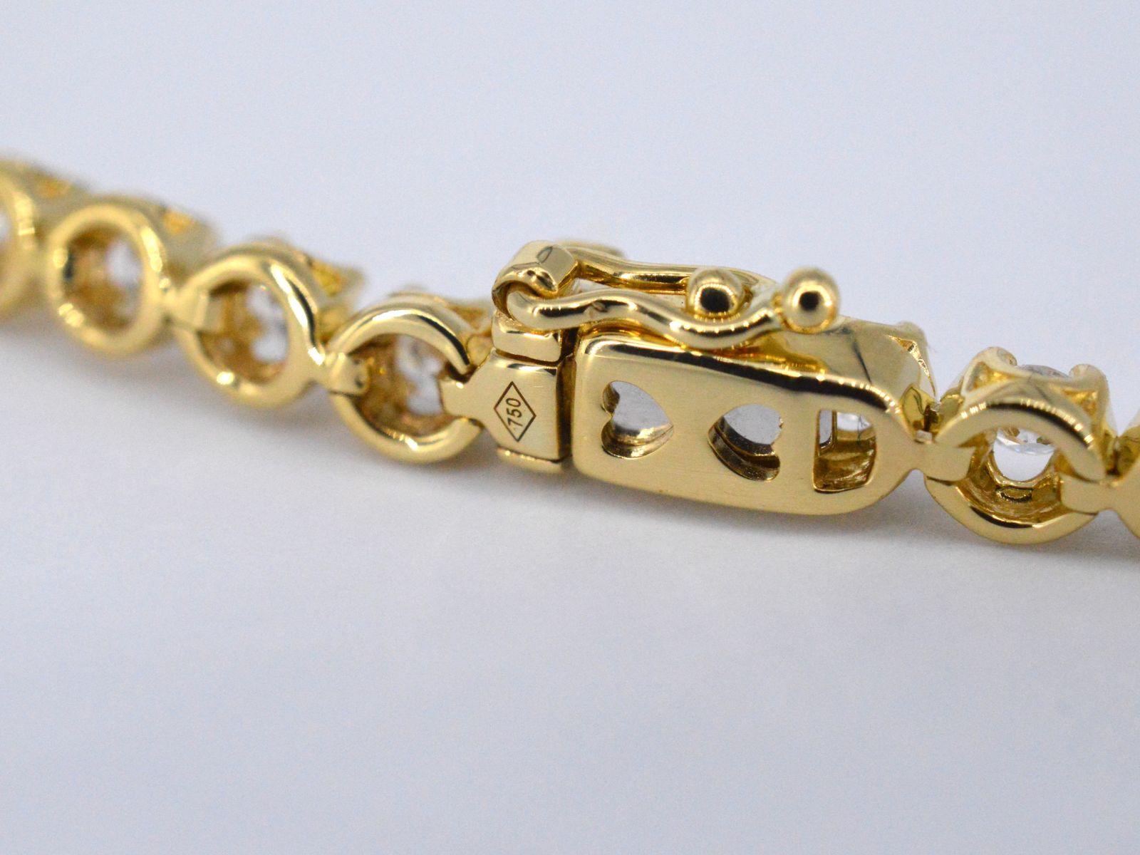 Contemporary Gold Necklace with 107 Brilliant Cut Diamonds For Sale