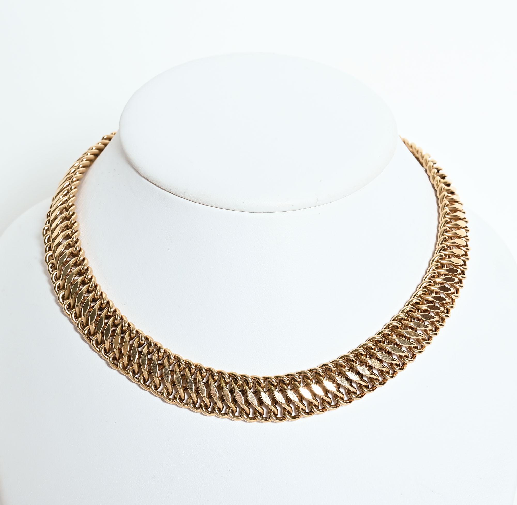 Collier ras du cou en or 14 carats avec des maillons en S croisés. Le grand fermoir porte les initiales AOR. Le collier mesure 16 pouces de long et un demi-pouce de large. Il est équipé d'une chaîne de sécurité. Fabriqué vers 1900.
C'est le collier