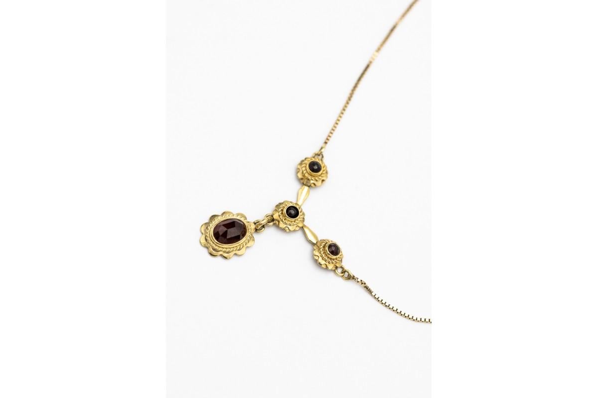 Oval Cut Gold necklace with garnets, Italy, first half of the 20th century. For Sale