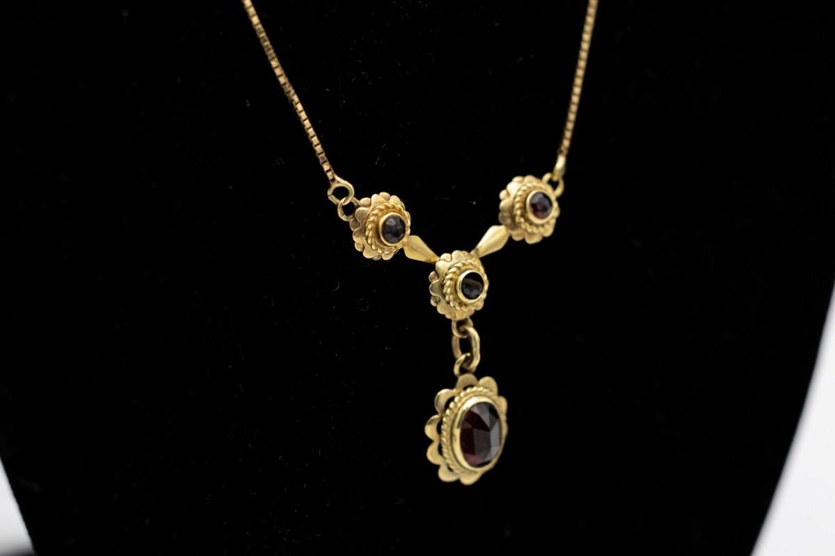 Women's or Men's Gold necklace with garnets, Italy, first half of the 20th century. For Sale