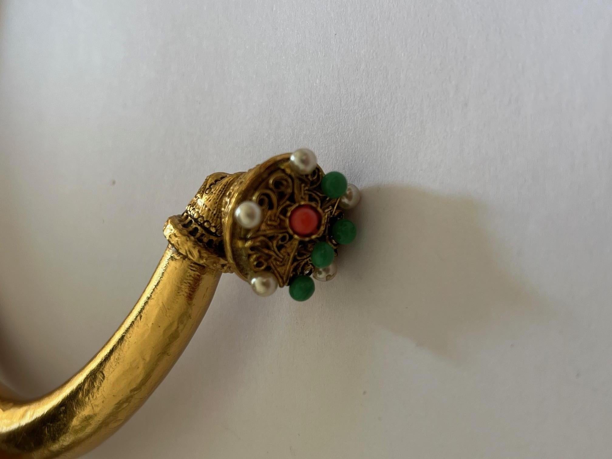 Moderno Collana in oro con perline verdi, corallo e bianche di Scherrer in vendita