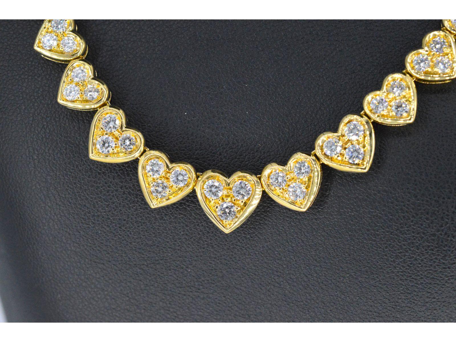Halskette aus Gold mit herzförmigen Gliedern mit Diamanten (Brillantschliff)