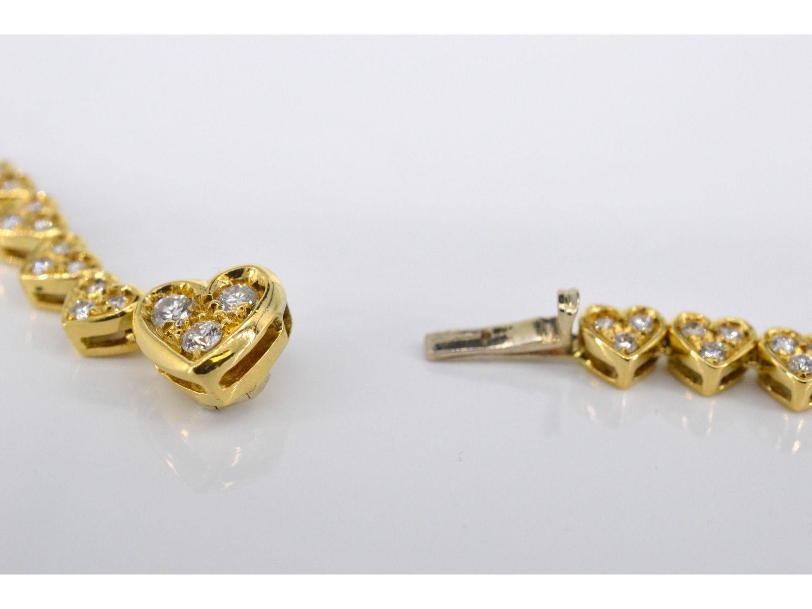 Halskette aus Gold mit herzförmigen Gliedern mit Diamanten Damen
