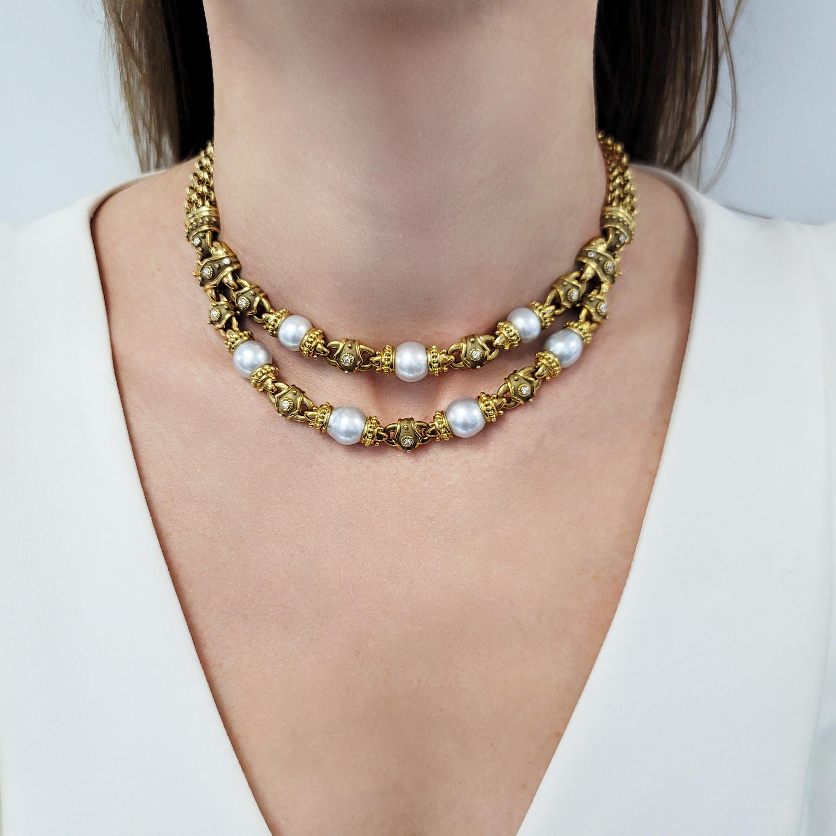  Collana in oro con perle e diamanti
Accenti. La parte anteriore della collana presenta due file drappeggiate di perle alternate a maglie in oro giallo e diamanti. In totale ci sono 7 perle coltivate bianche che misurano da 10,5 mm a 11,7 mm e 17