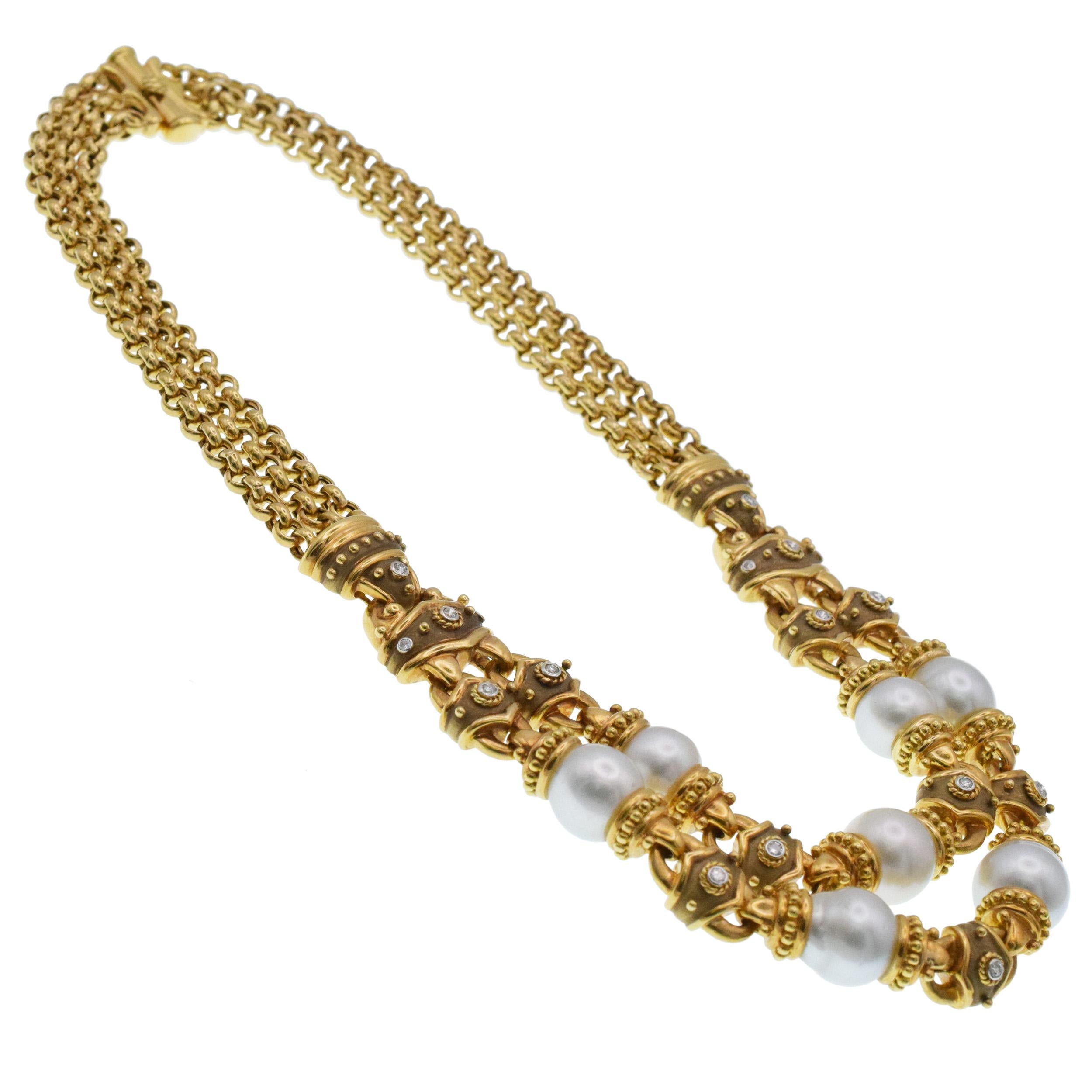 Taglio rotondo Collana in oro con accenti di perle e diamanti in vendita