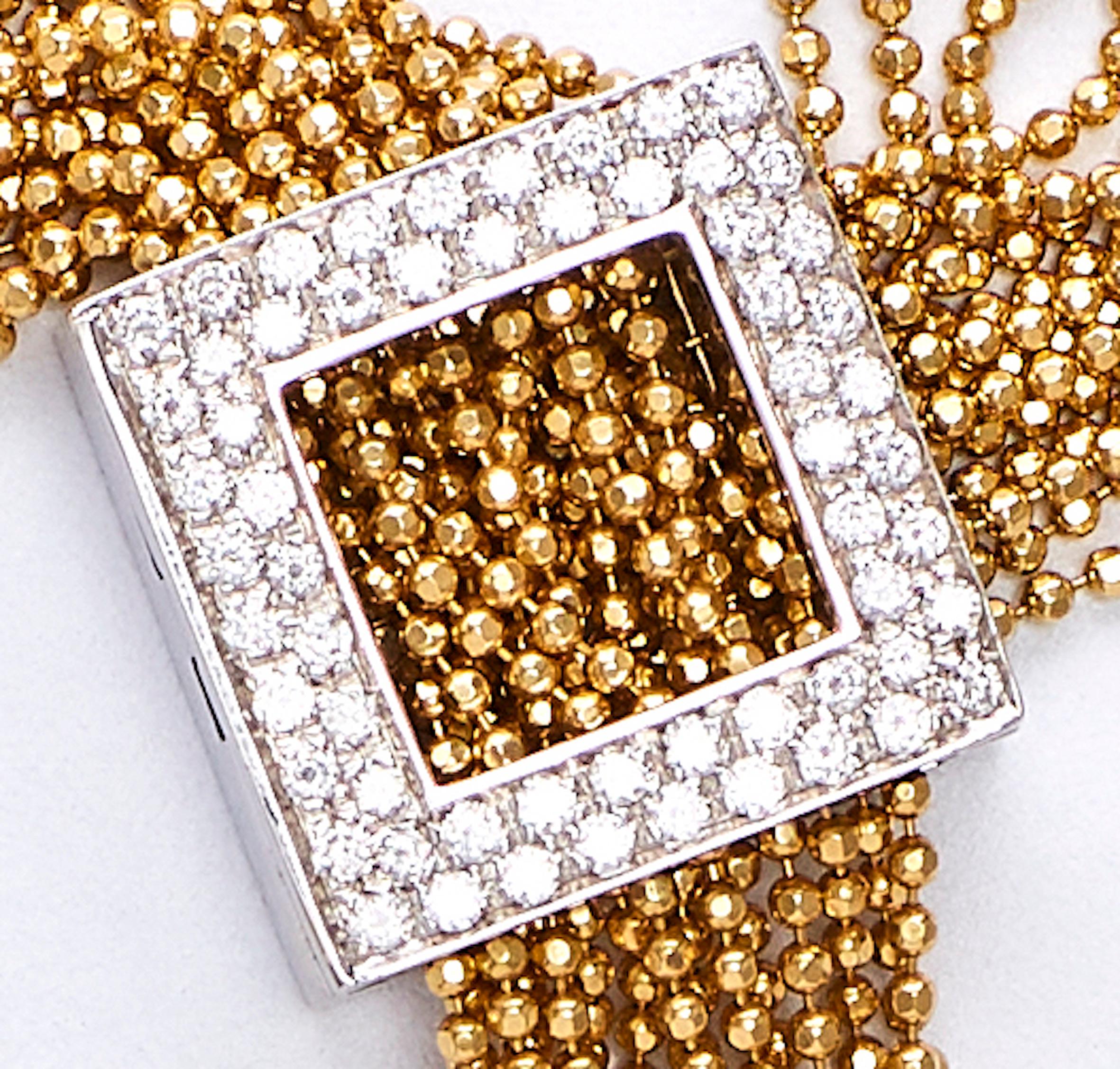 Collier en or avec fermoir à glands et diamants

Collier à la mode en or jaune avec 15 glands en or qui s'ajustent à la longueur désirée. 
Fabriqué en France dans les années 1980.
Fermoir de forme carrée serti de diamants de taille ronde de 2,2