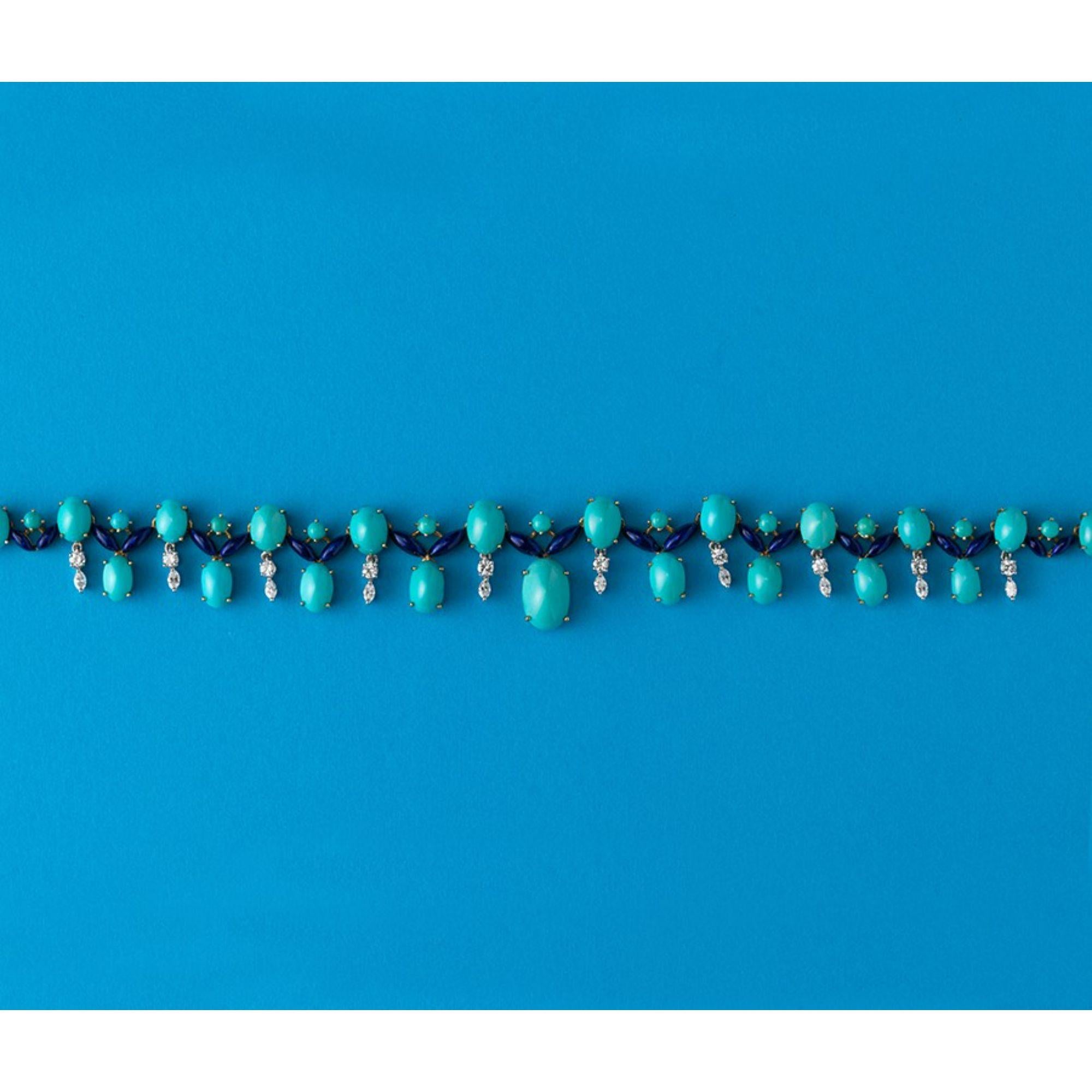 Collana floreale in oro giallo e bianco 18 carati con turchesi ovali e rotondi tagliati a cabochon e foglie in smalto traslucido blu scuro alternate a un elemento con due diamanti taglio brillante incastonati in oro bianco (circa 1,55 carati in