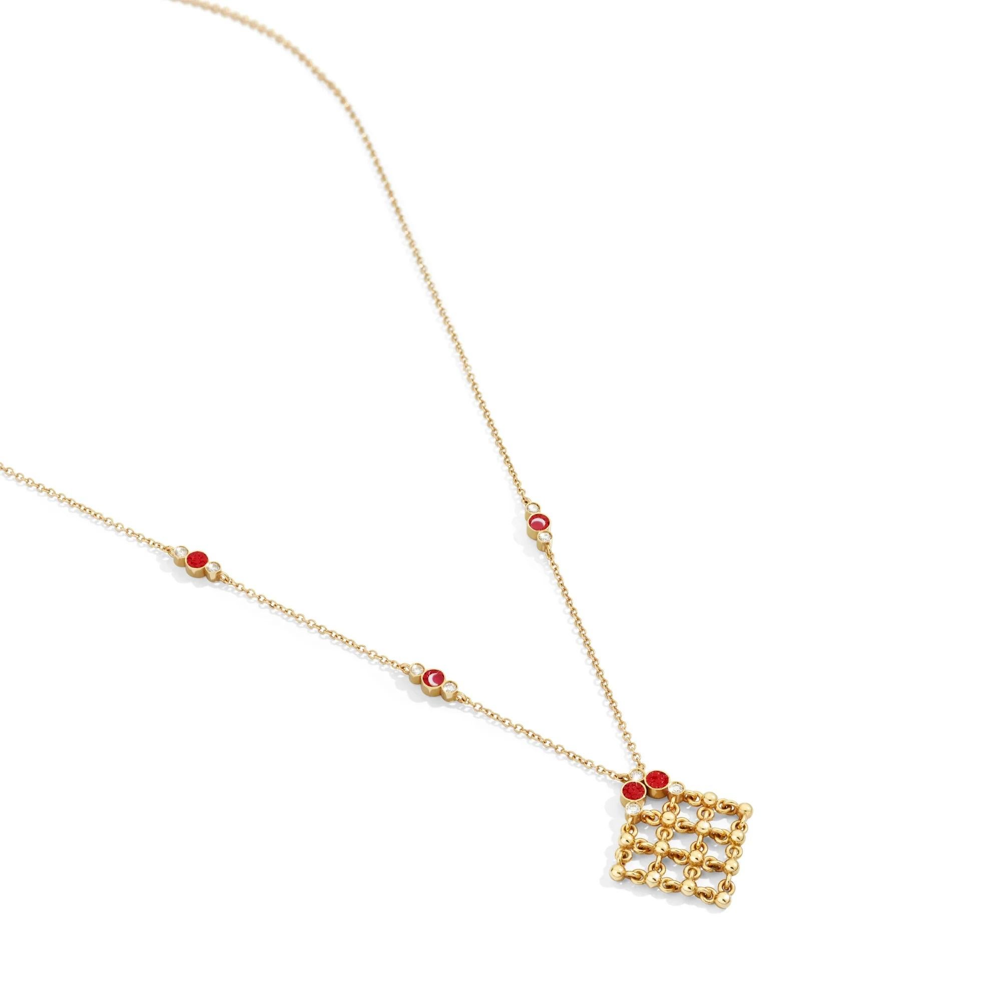 El collar Tela, en su versión más grande, luce un intrincado colgante de filigrana de oro con micromosaico rojo y detalles de diamantes. 
El atrevido diseño en forma de diamante es una declaración refinada, al tiempo que mantiene una elegancia