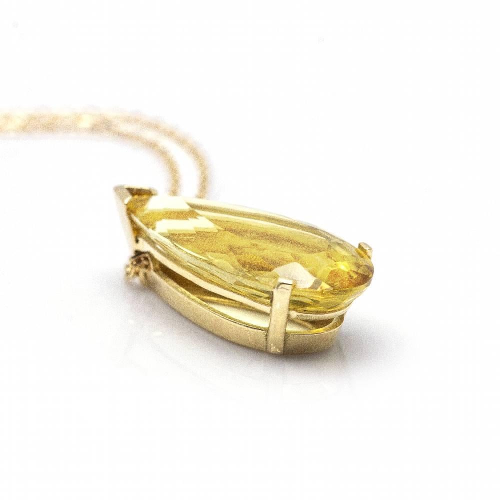 Yellow Gold Necklace for women  1x Yellow Beryl in pear size of 4.73 ct.  Reasa closure  Chain measurement: 42cm length  Gem measurements: 18.49mm x 8.85mm 18 kt Yellow Gold. (750/-)  Certificate  Weight: 2.41 grams  Brand new product  Ref:.D360111MS