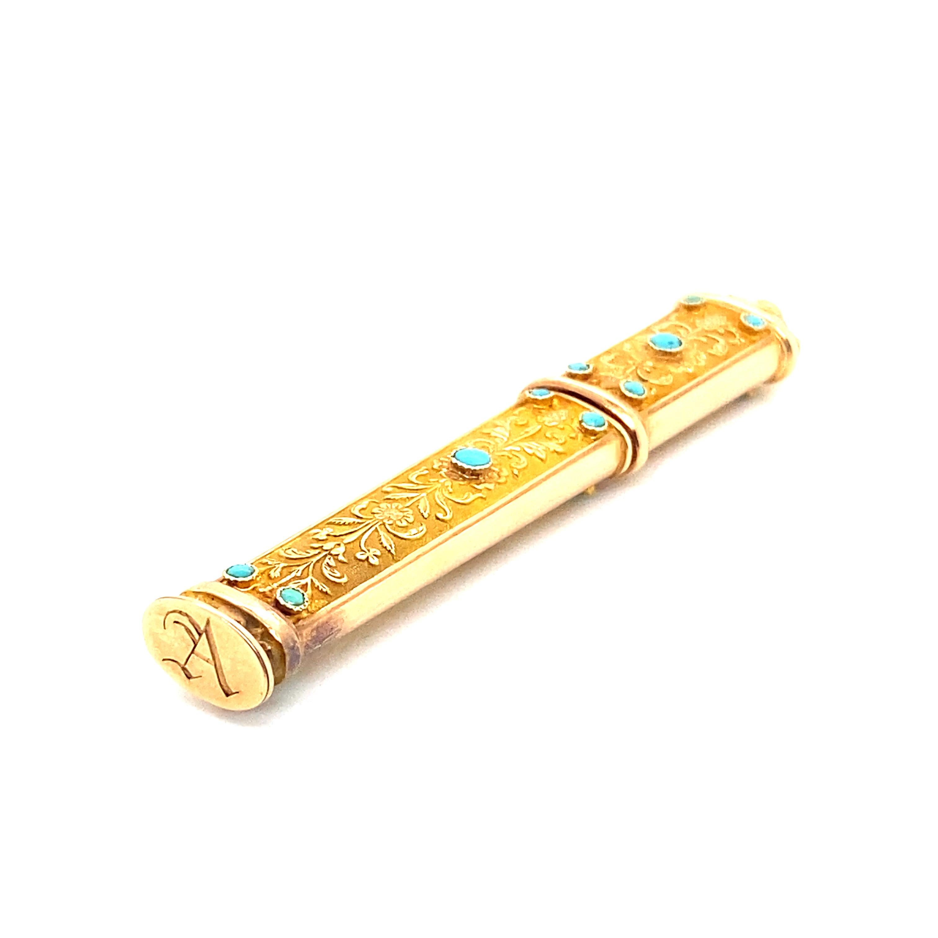 Willkommen bei Bijoux Ancien Paris. Wir freuen uns, Ihnen diese prächtige, fein gearbeitete Nadelbox aus 18-karätigem Gold vorzustellen, die mit prächtigen Türkiscabochons und zarten Blumendekorationen verziert ist.

Diese Nadelbox ist ein