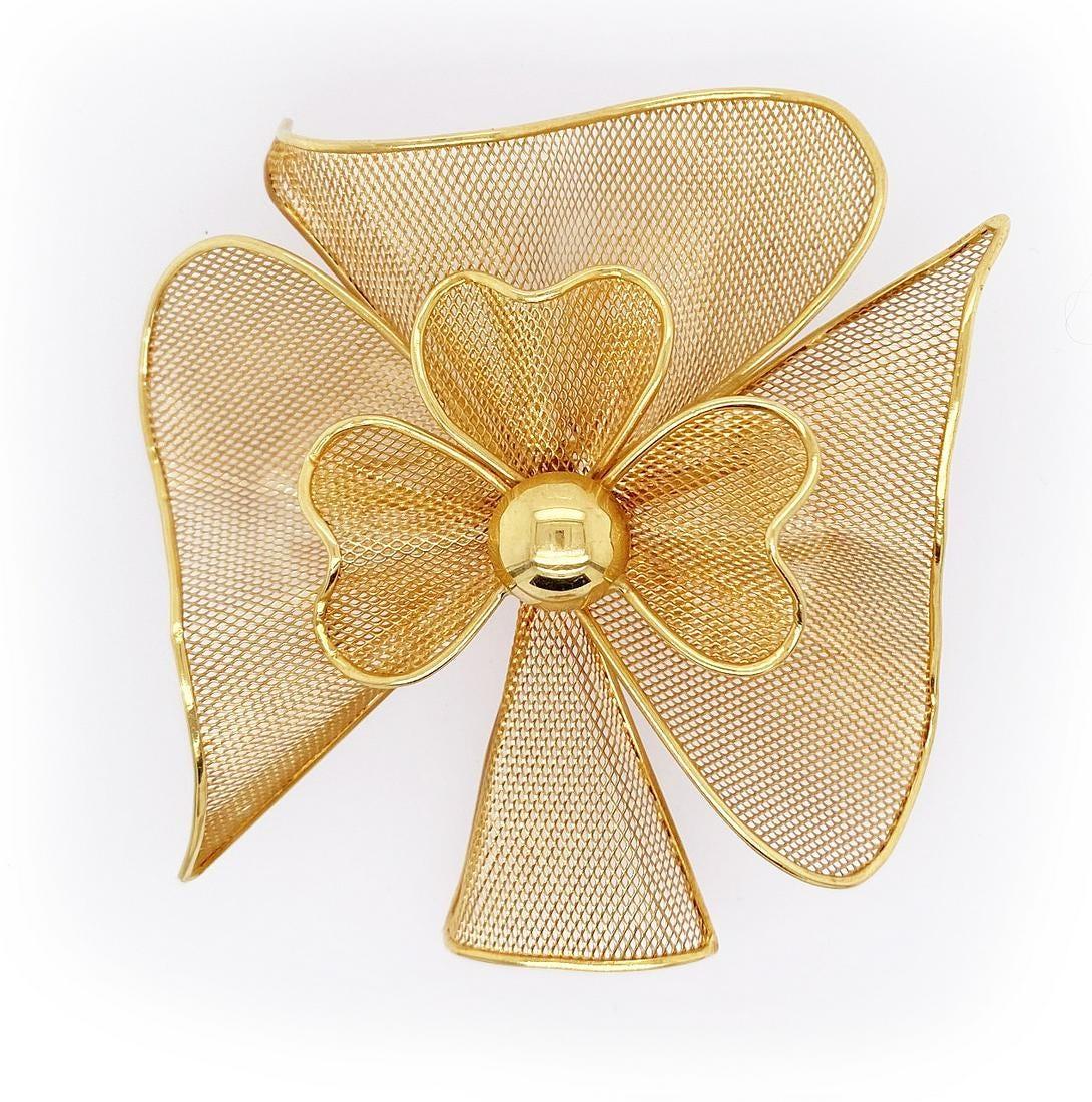 Gold Net Flower Brooch In Excellent Condition For Sale In New York, NY