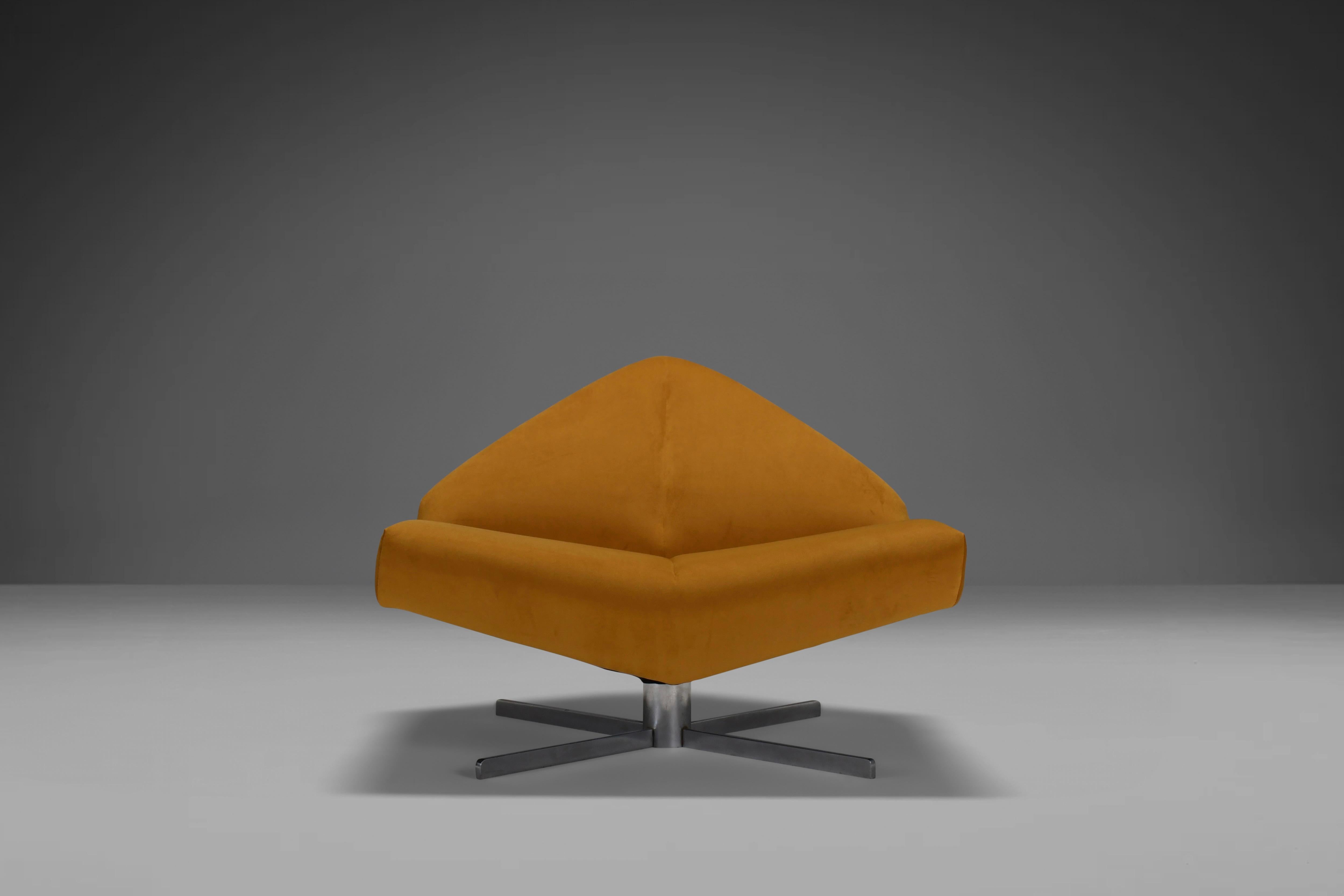 Rare chaise 'Brasilia' en très bon état.

Fabriqué par Schmieder Denmark dans les années 1960.

Cette chaise longue est excentrique par sa forme et sa silhouette géométrique, ce qui ajoute à sa rareté. Le design est accentué par une couture qui