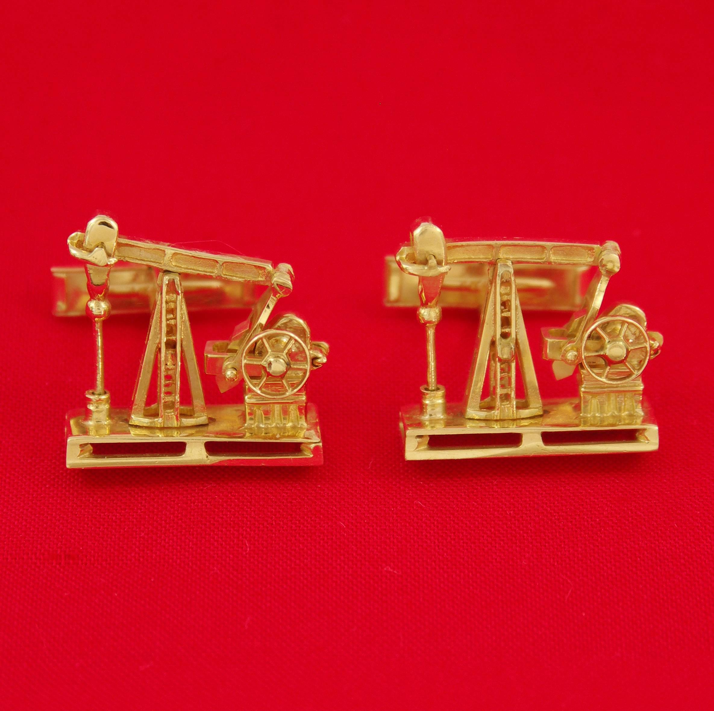 A pair of oil derrick cuff-links in 14K yellow gold with moveable 