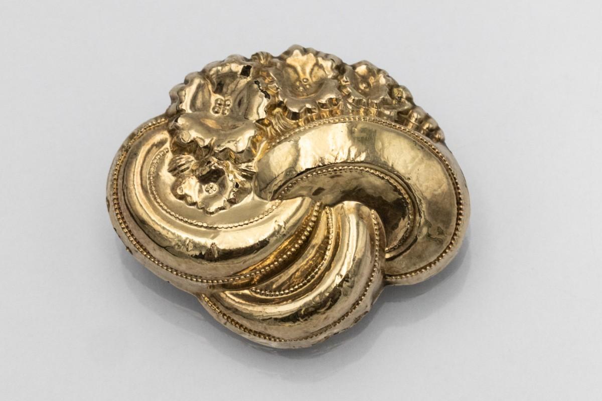 Old Biedermeier brooch with a floral motif.

Made of silver and copper alloy, gilded on the front with a fineness of approx. 0.500-0.550.

Origin: probably Germany, 2nd half of the 19th century

The brooch can be used as a pendant.

Dimensions: 38 x