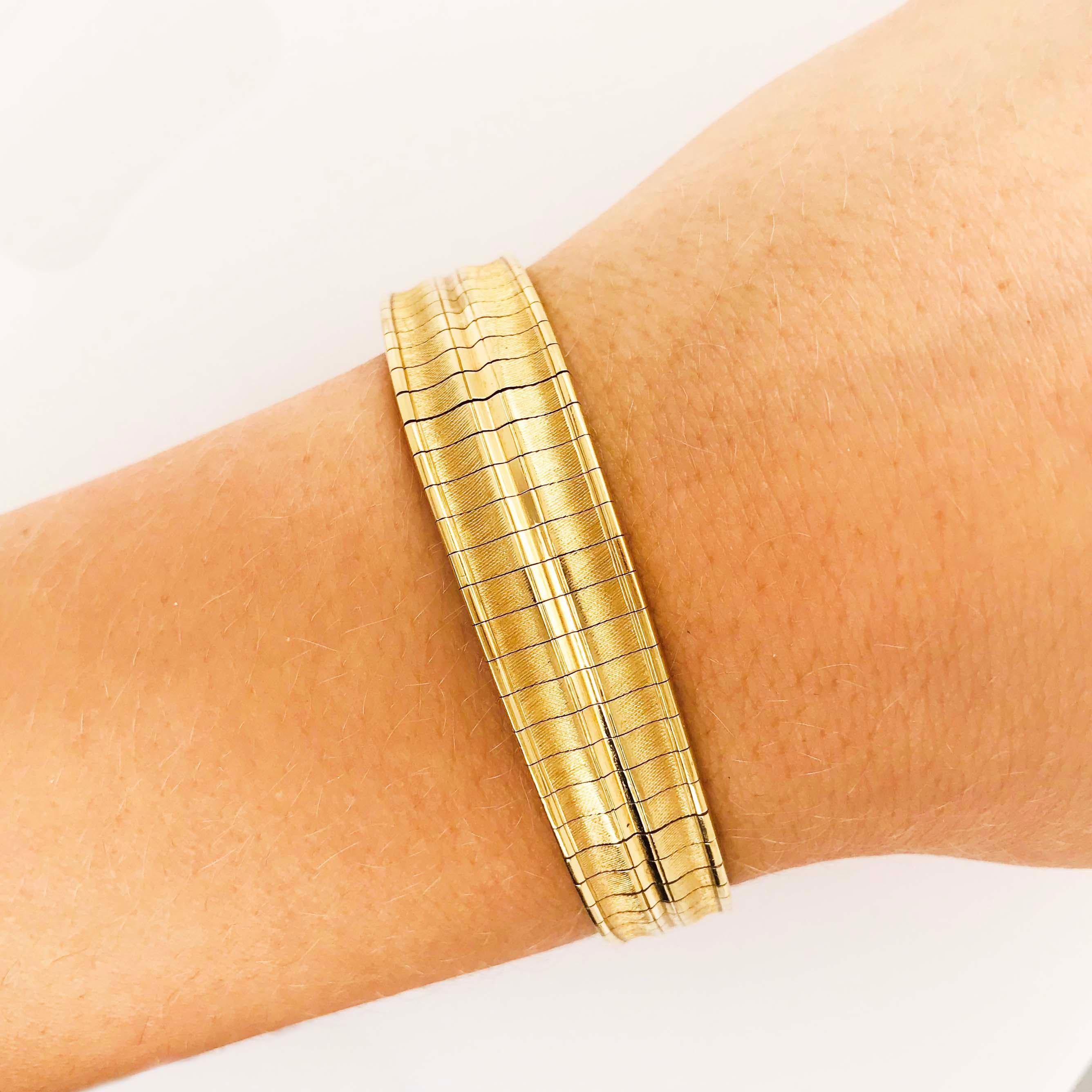 Das 18kt Gelbgold Omega-Armband ist Circa 1995.  In dieser Zeit wurden die Armbänder dicker und stabiler.  Das 18-karätige Gelbgold hat eine sehr satte Gelbgoldfarbe, die auffällig und kräftig ist! Der obere Teil des Armbands ist 12,75 Millimeter